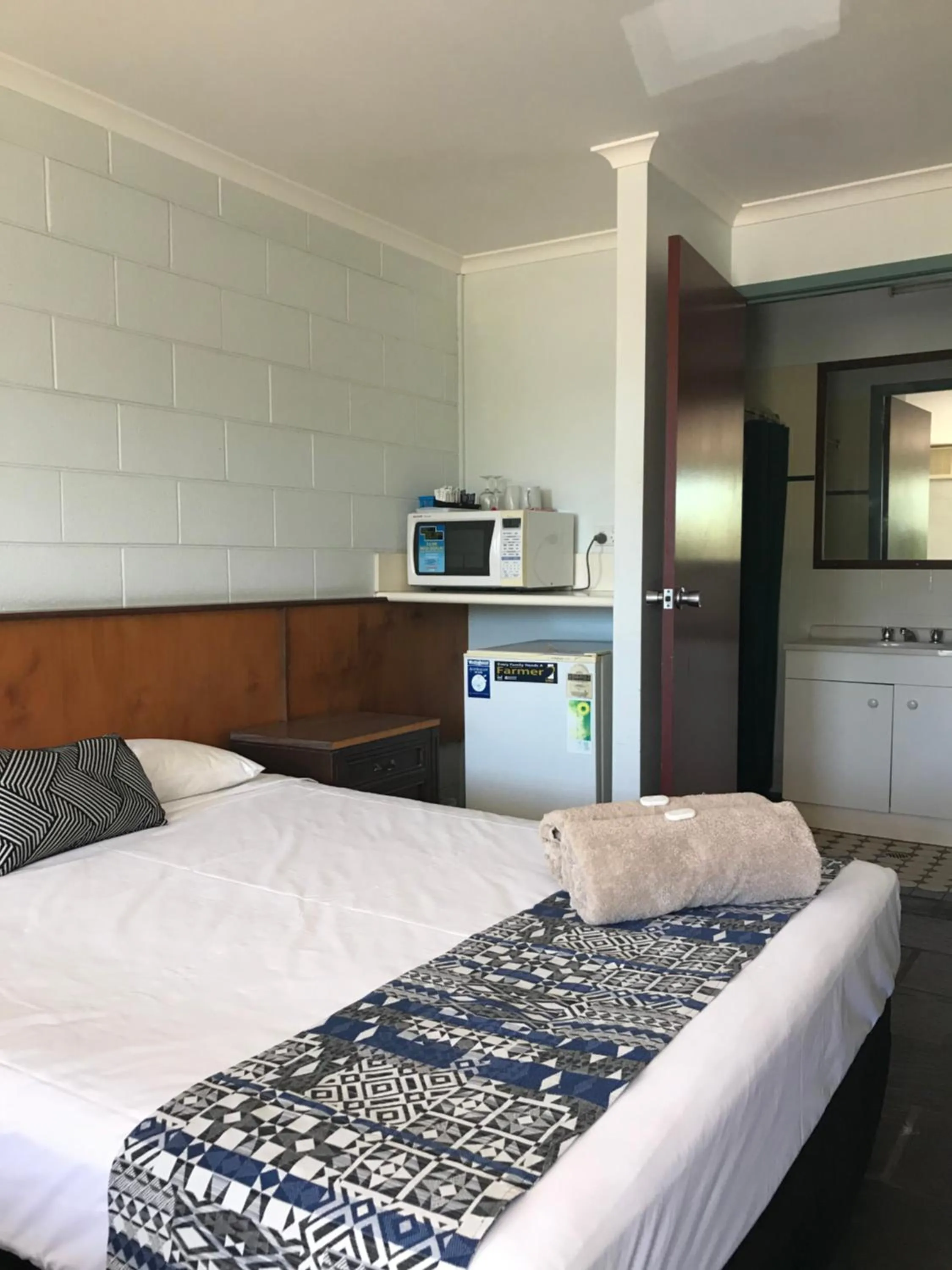 Bed in Longreach Most Central Motel