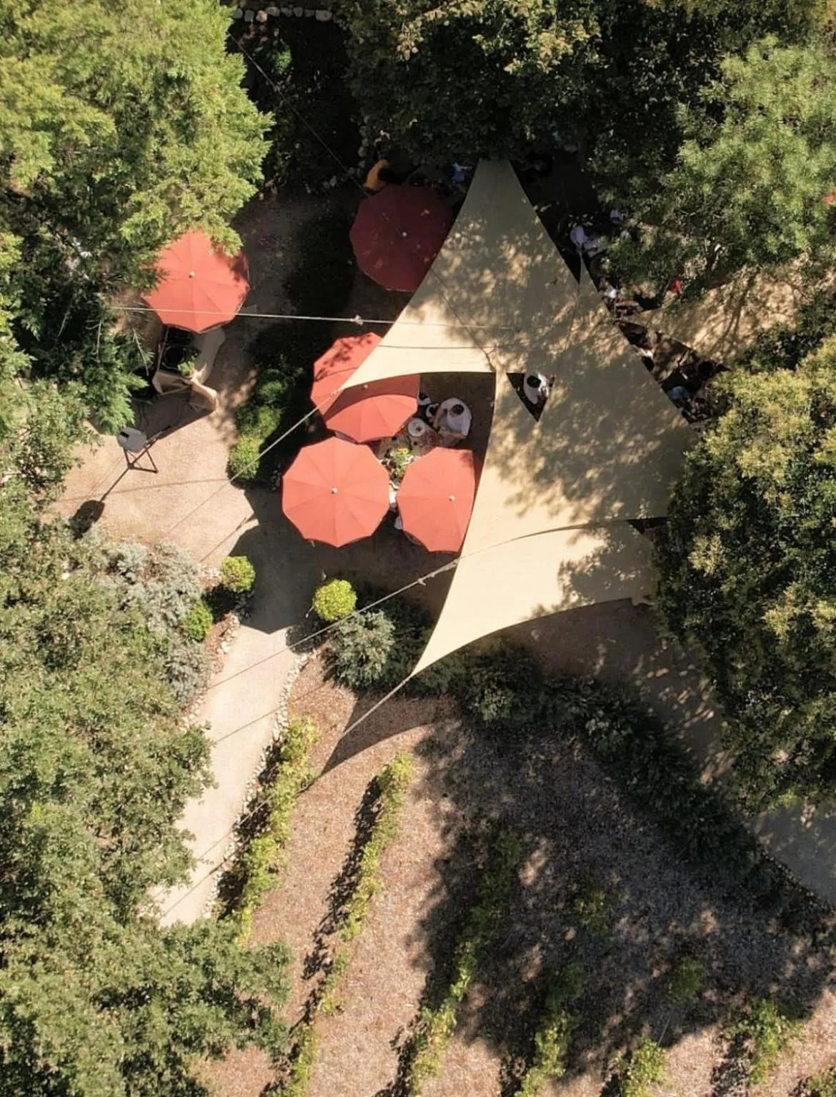 Restaurant/places to eat in Toile Blanche