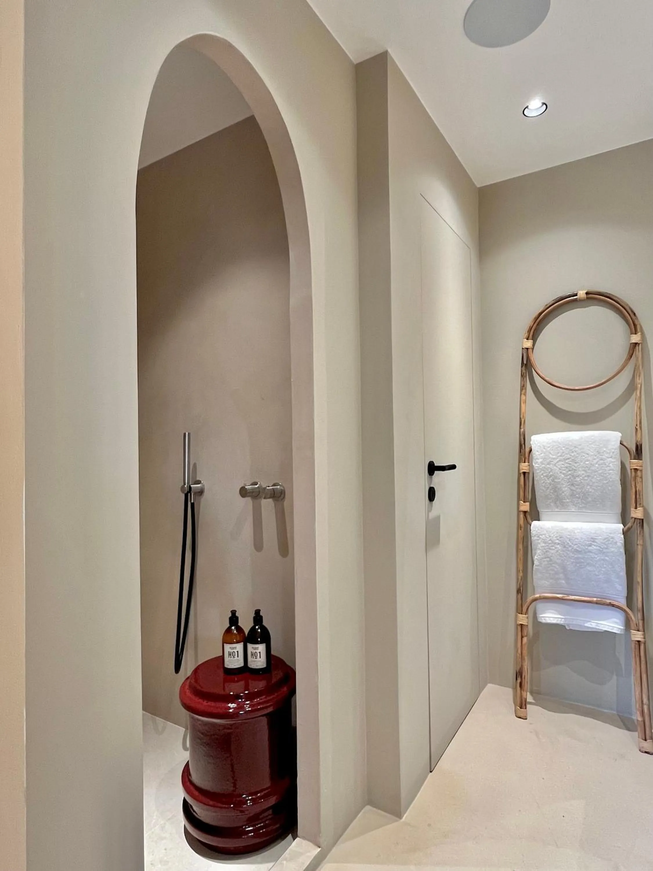 Bathroom, Bed in Toile Blanche