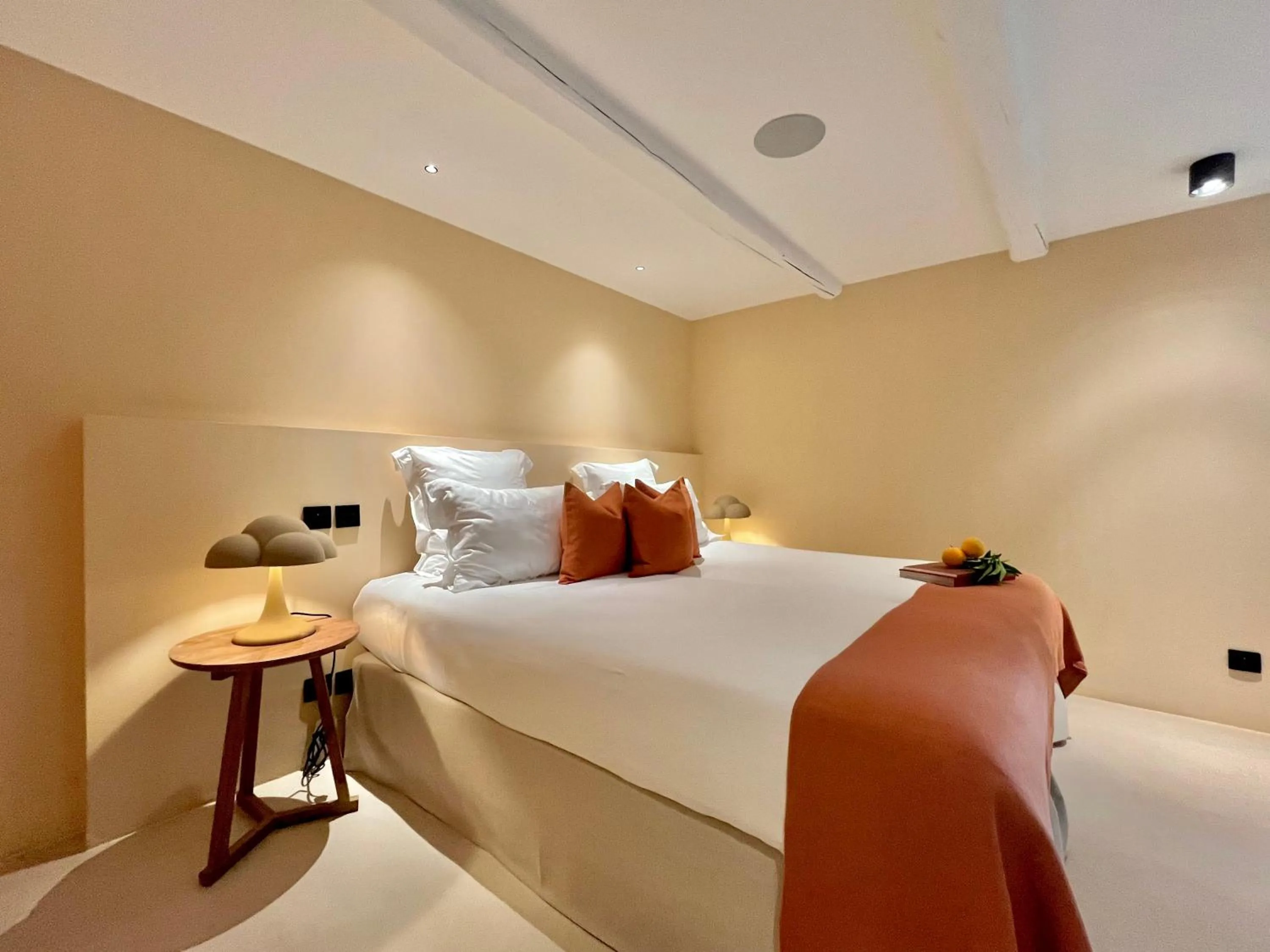 Bedroom, Bed in Toile Blanche