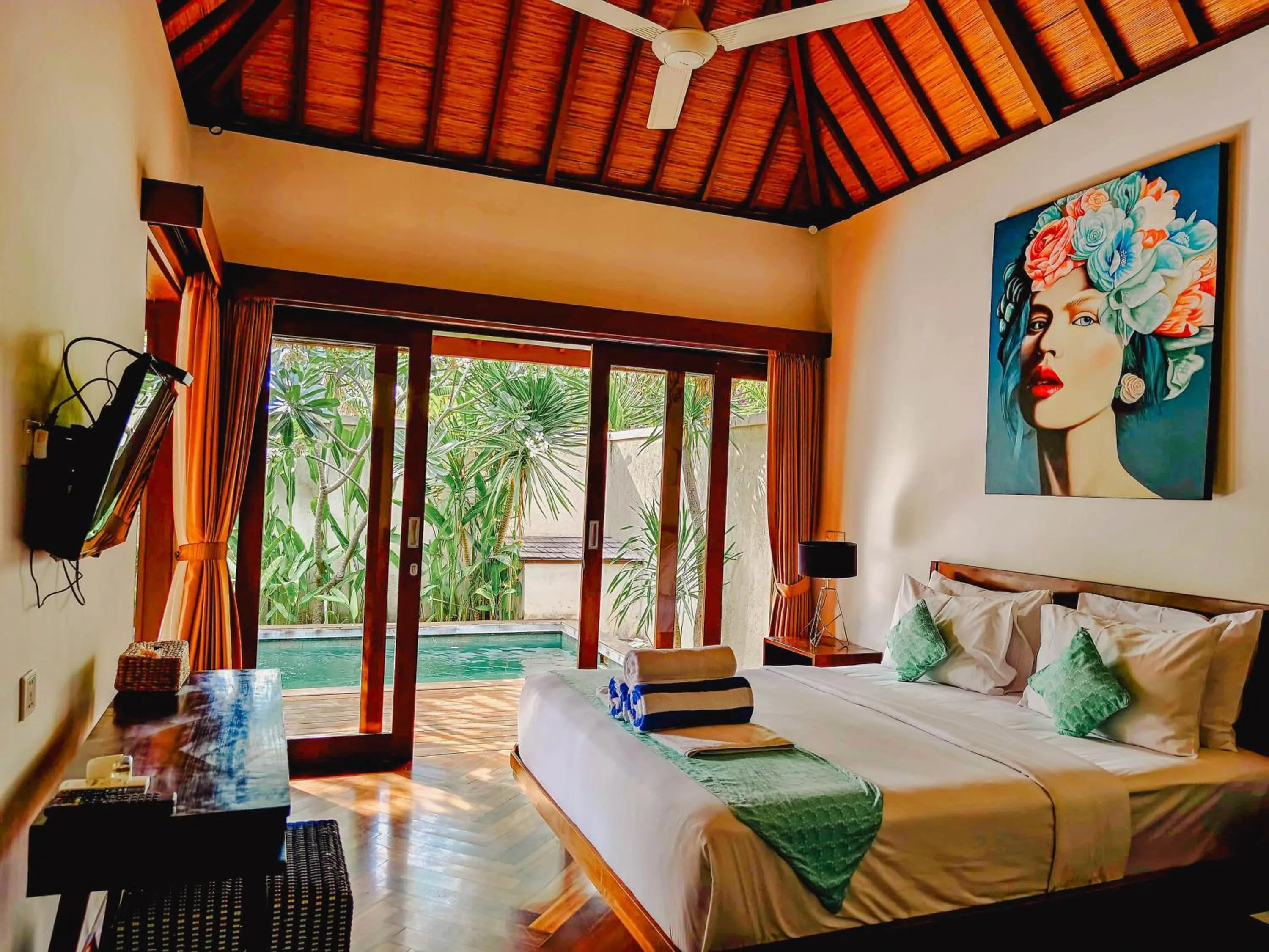 TV and multimedia, Bed in Pera ONE Villas