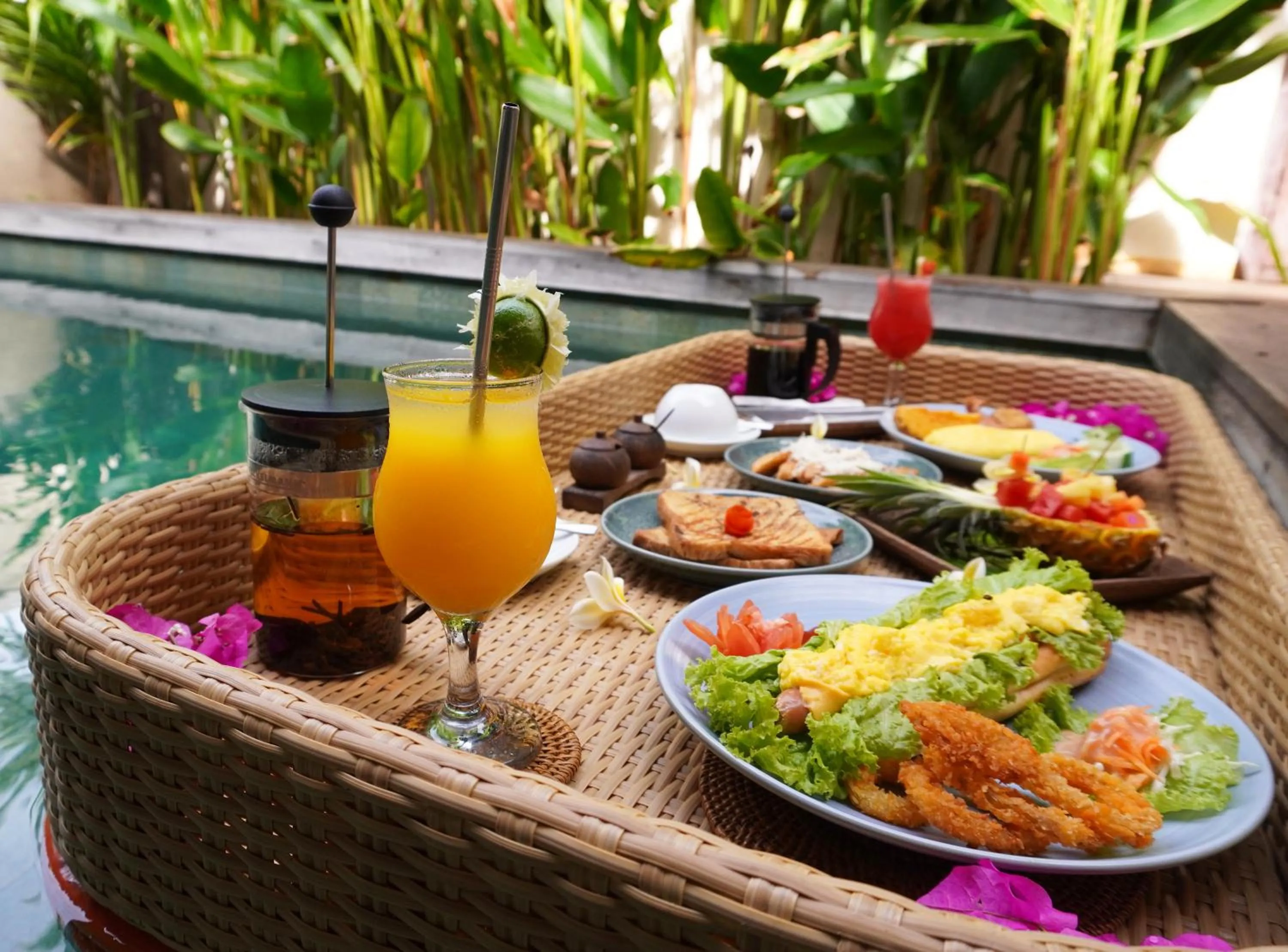 Food and drinks in Pera ONE Villas