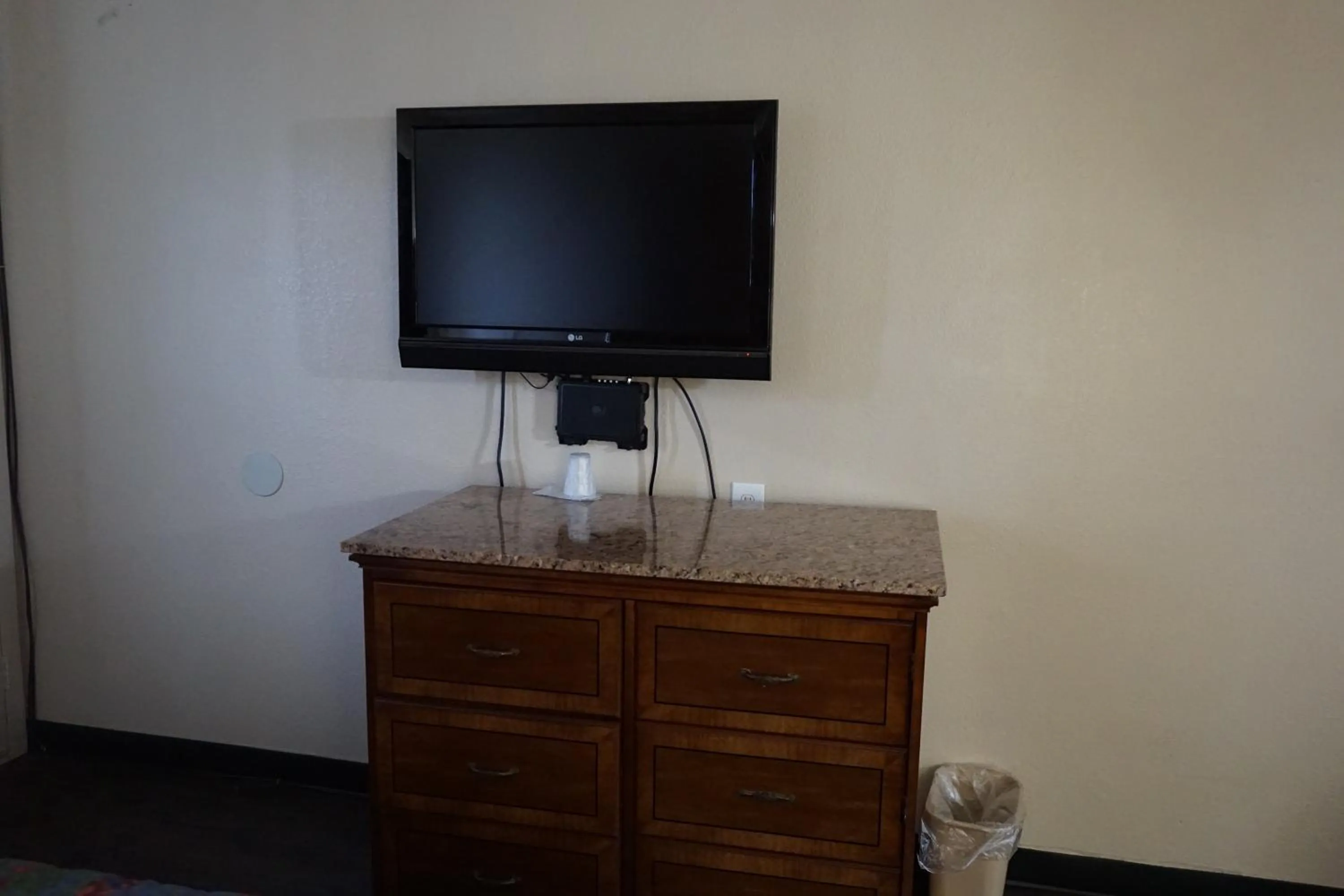 TV and multimedia in Econo Lodge San Antonio Northeast I-35