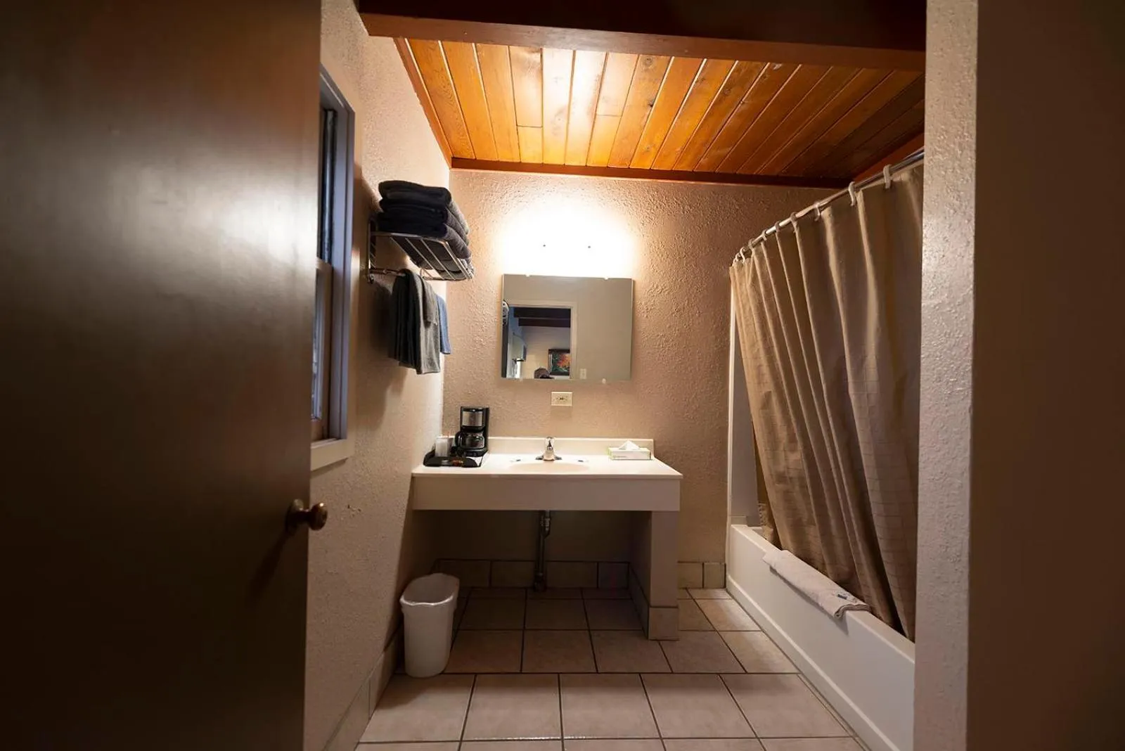 Bathroom in Cedar Inn