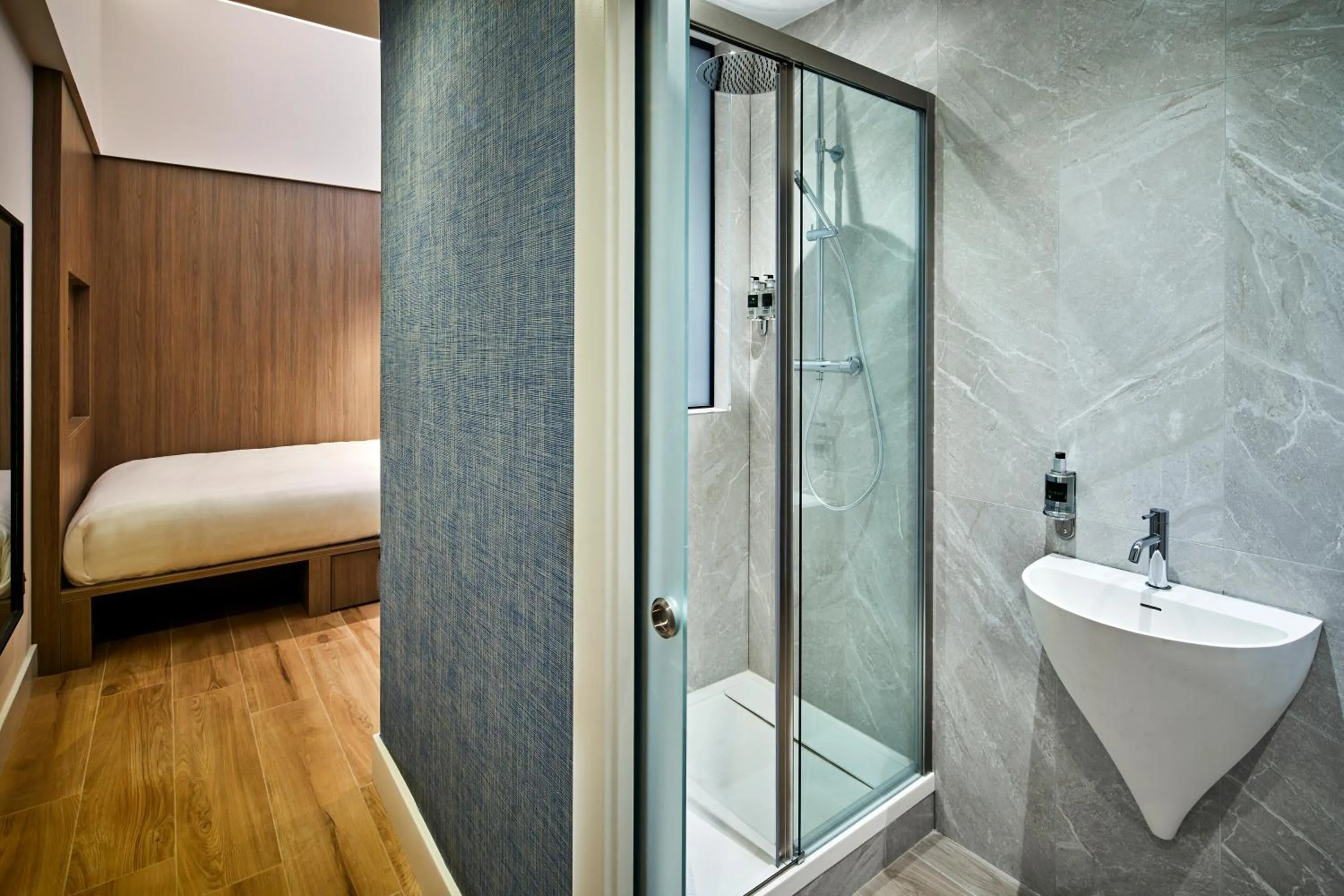 Bathroom in Handel's Hotel