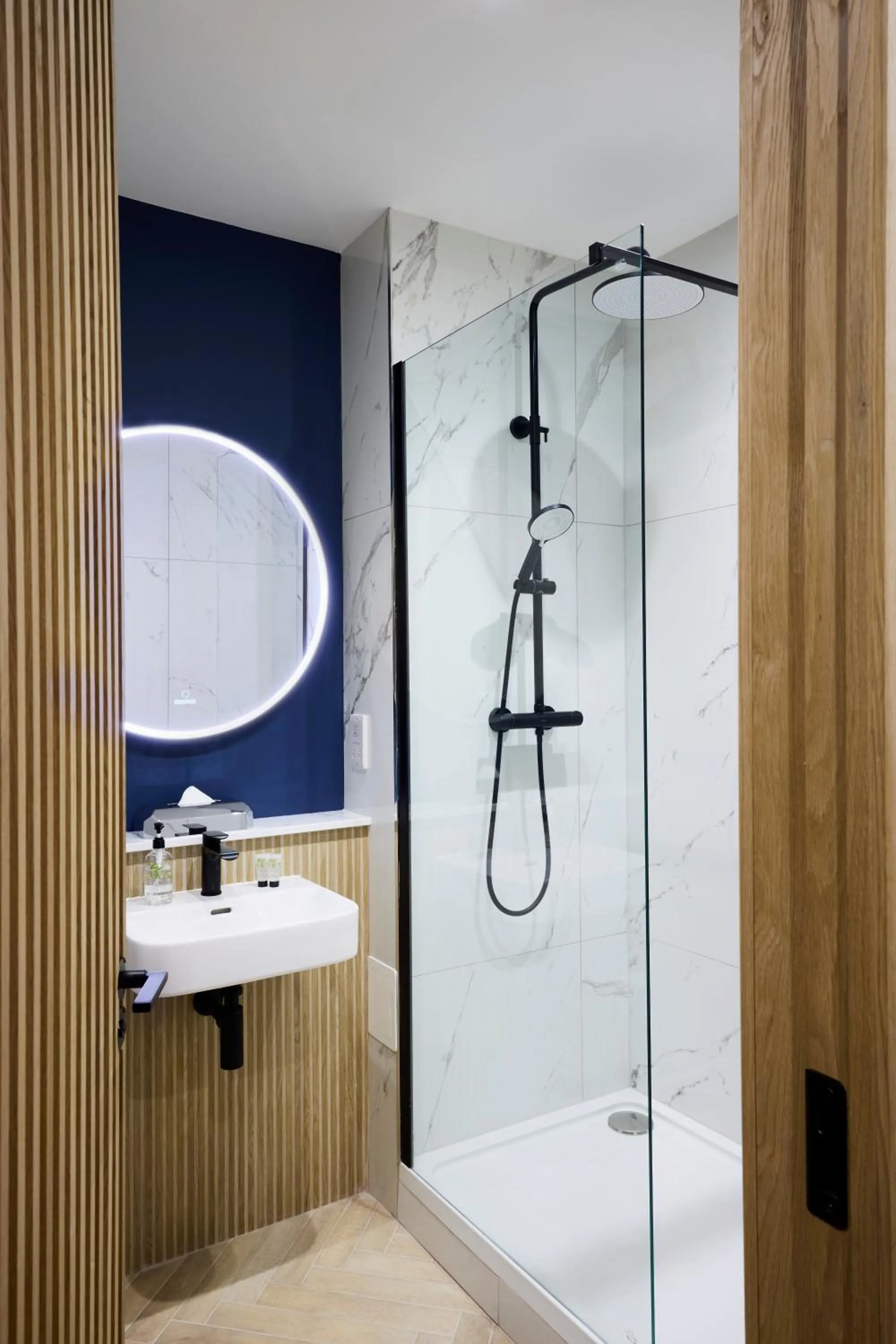 Shower in Handel's Hotel