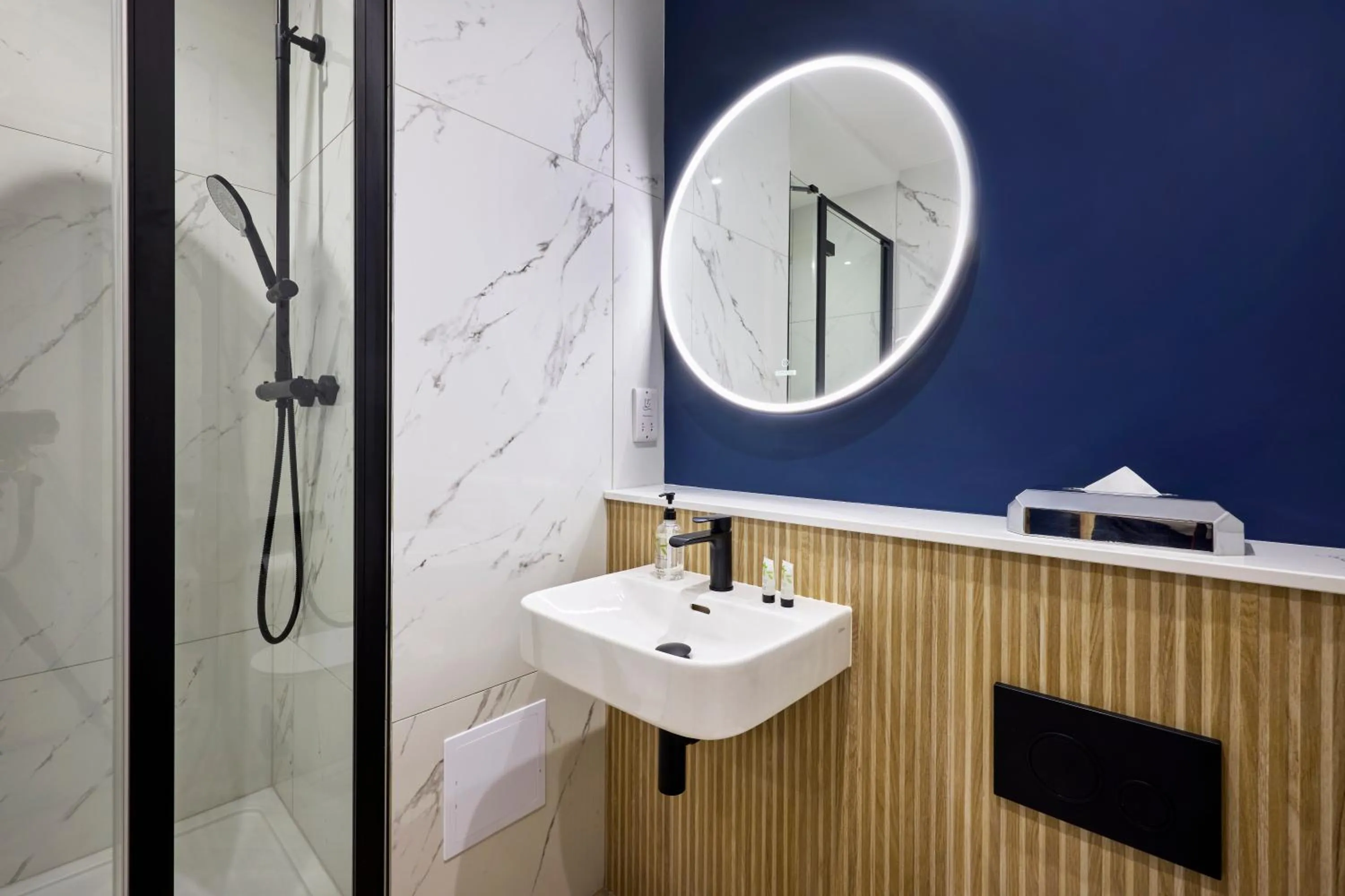 Shower in Handel's Hotel