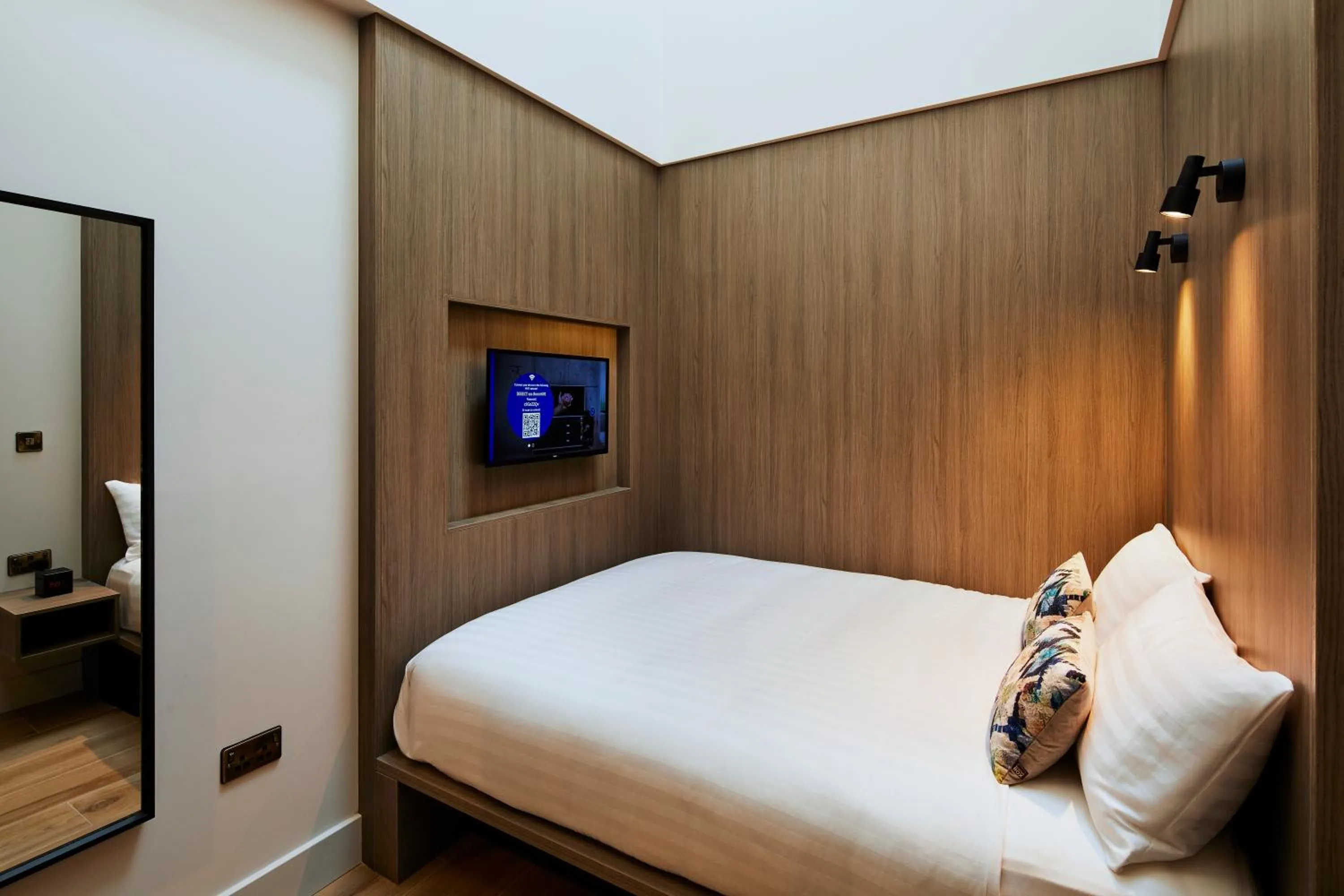 Photo of the whole room, Bed in Handel's Hotel