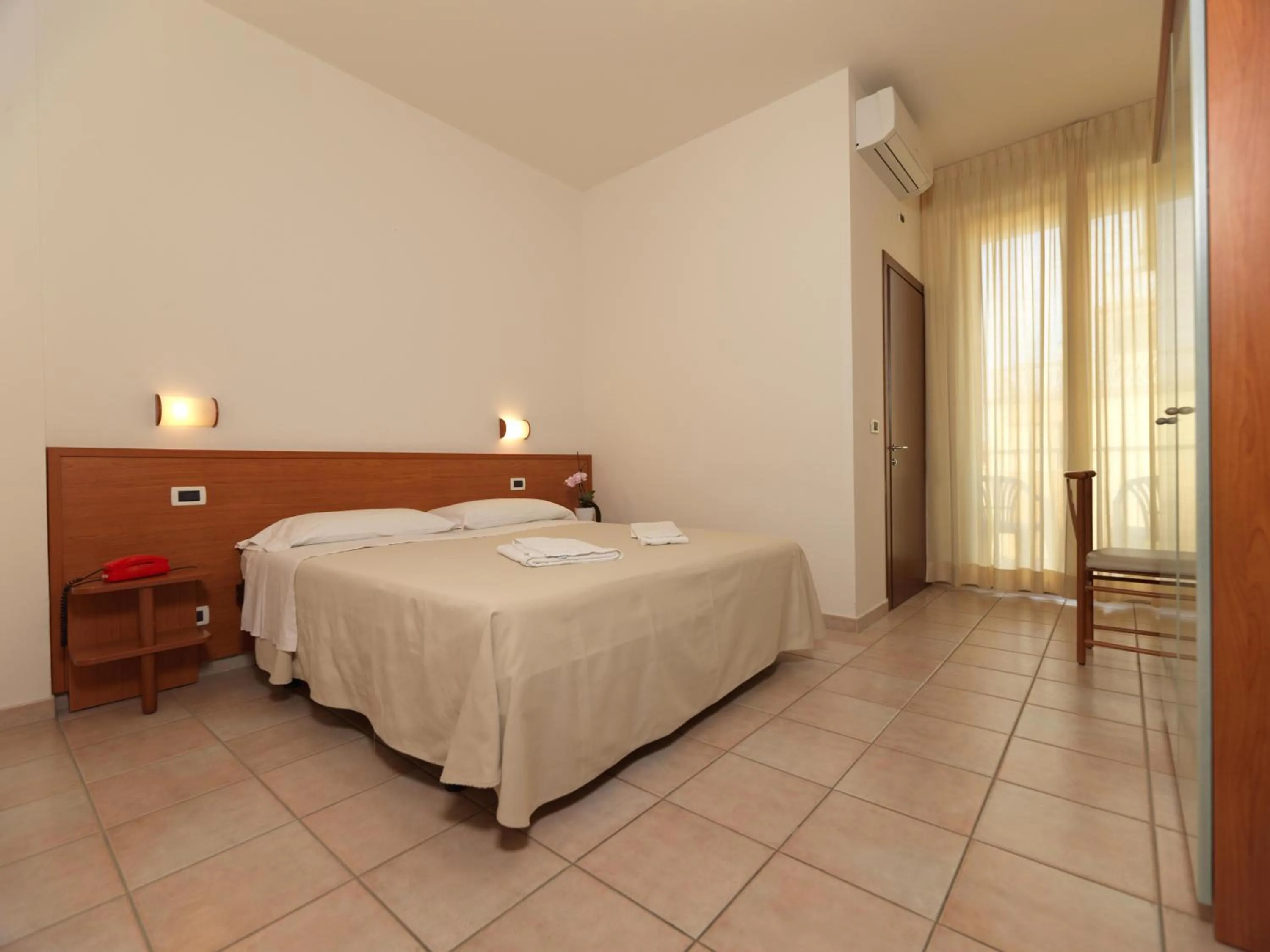 cot, Bed in Hotel Florence