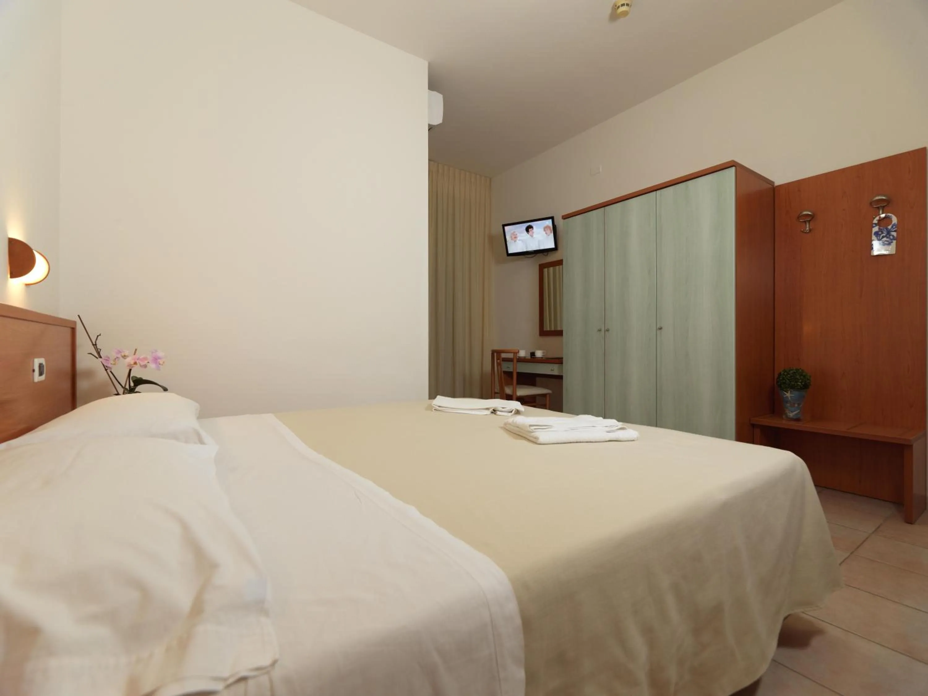Shower, Bed in Hotel Florence