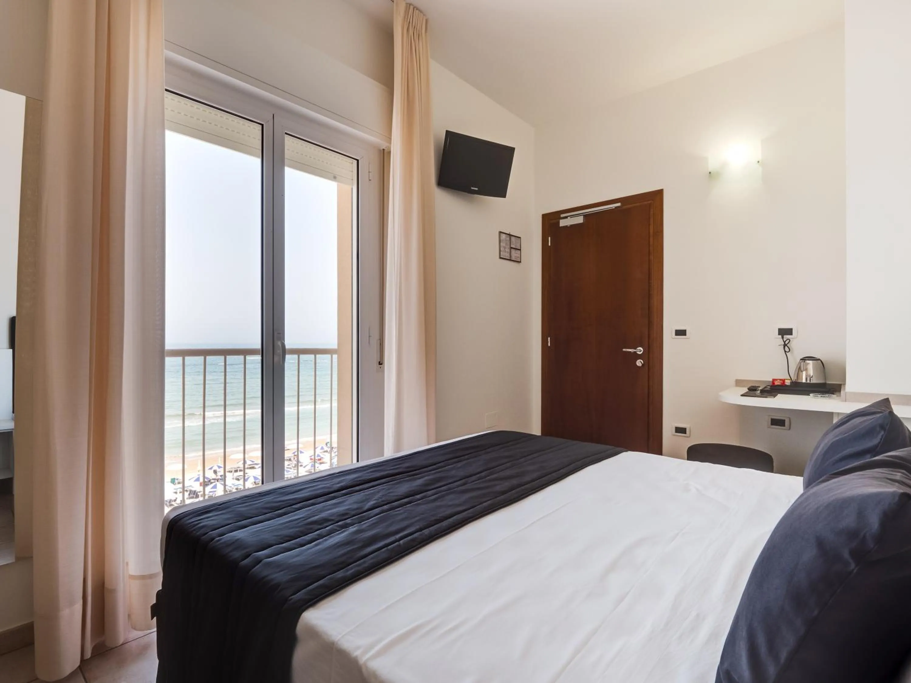 Balcony/Terrace, Bed in Hotel Florence