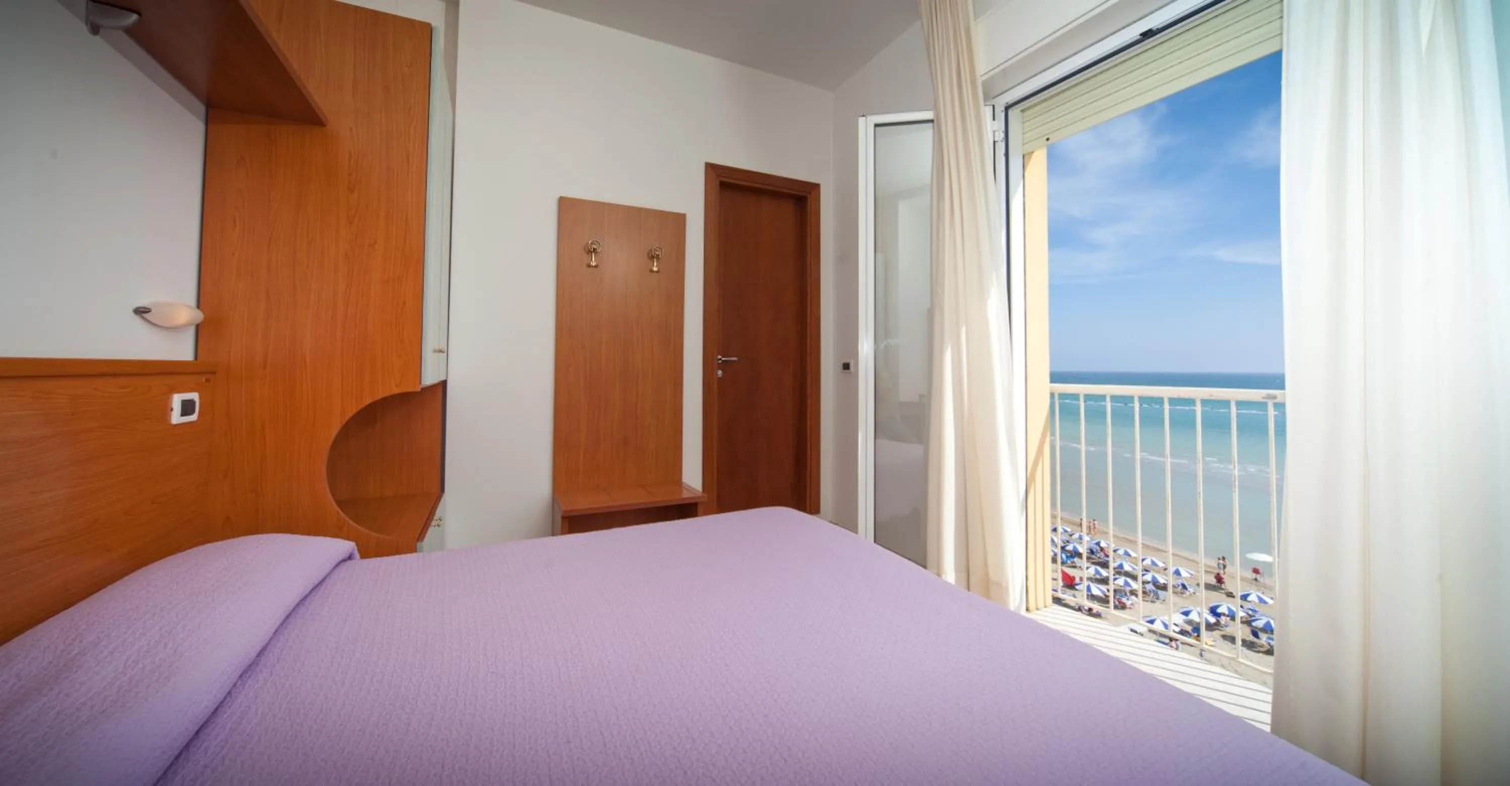 Shower, Bed in Hotel Florence