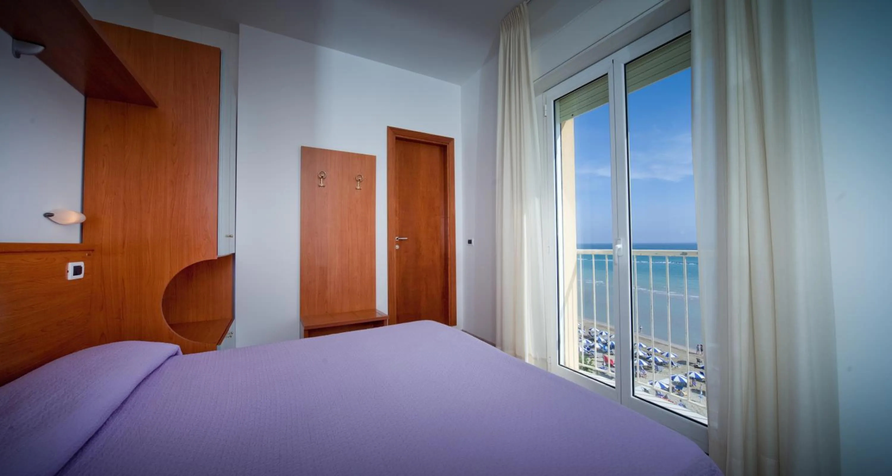 Shower, Bed in Hotel Florence