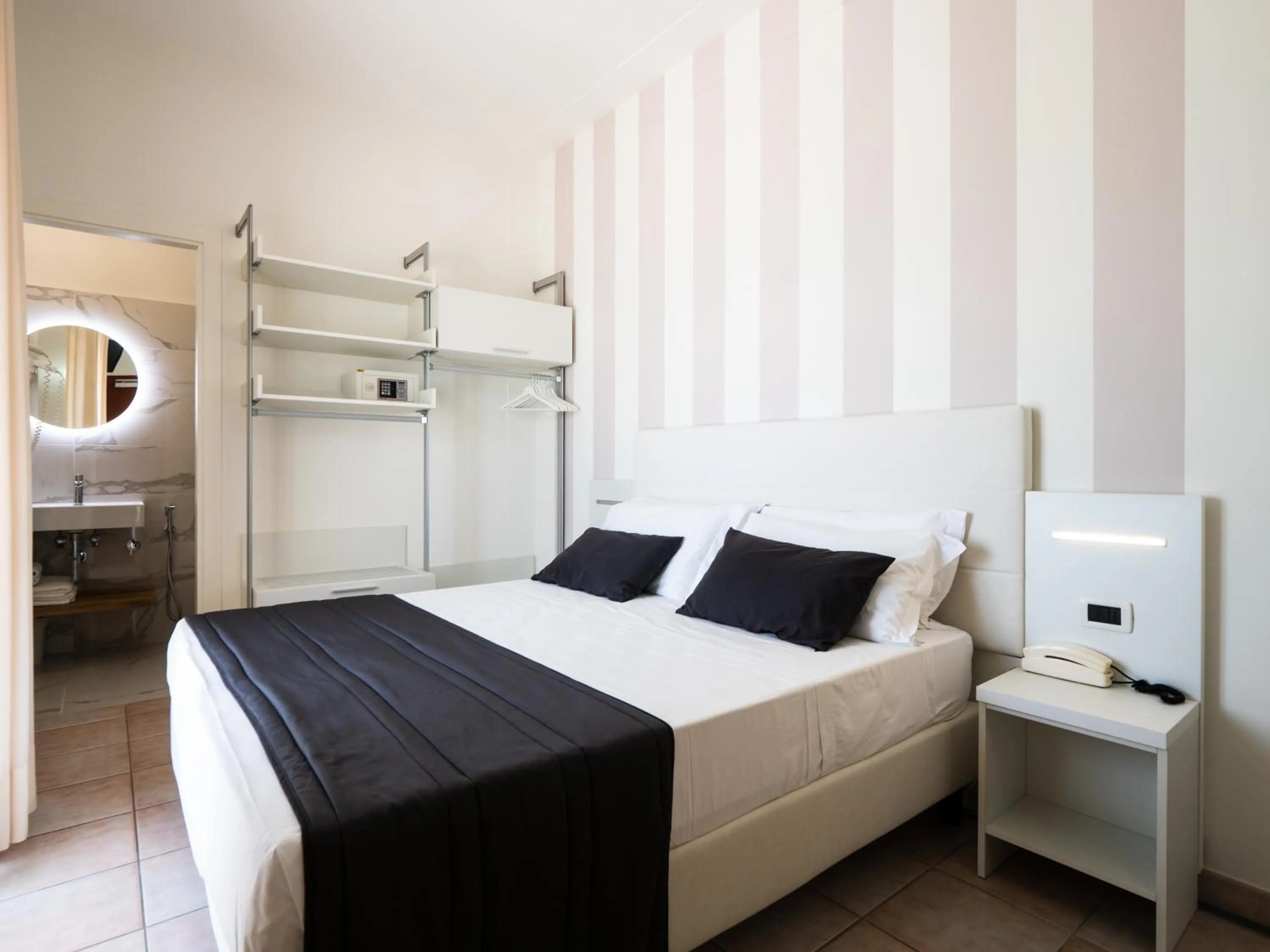 Shower, Bed in Hotel Florence