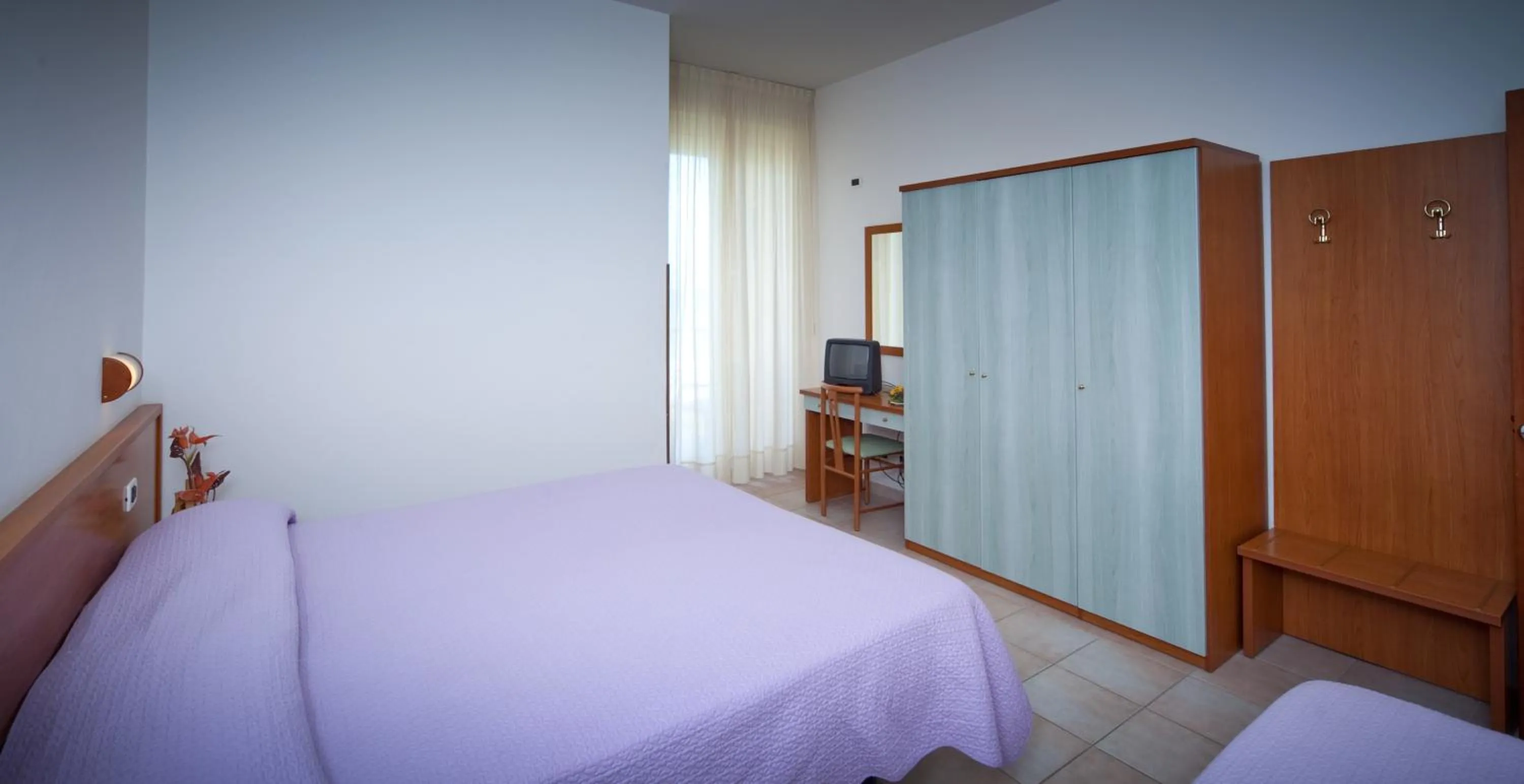 Shower, Bed in Hotel Florence