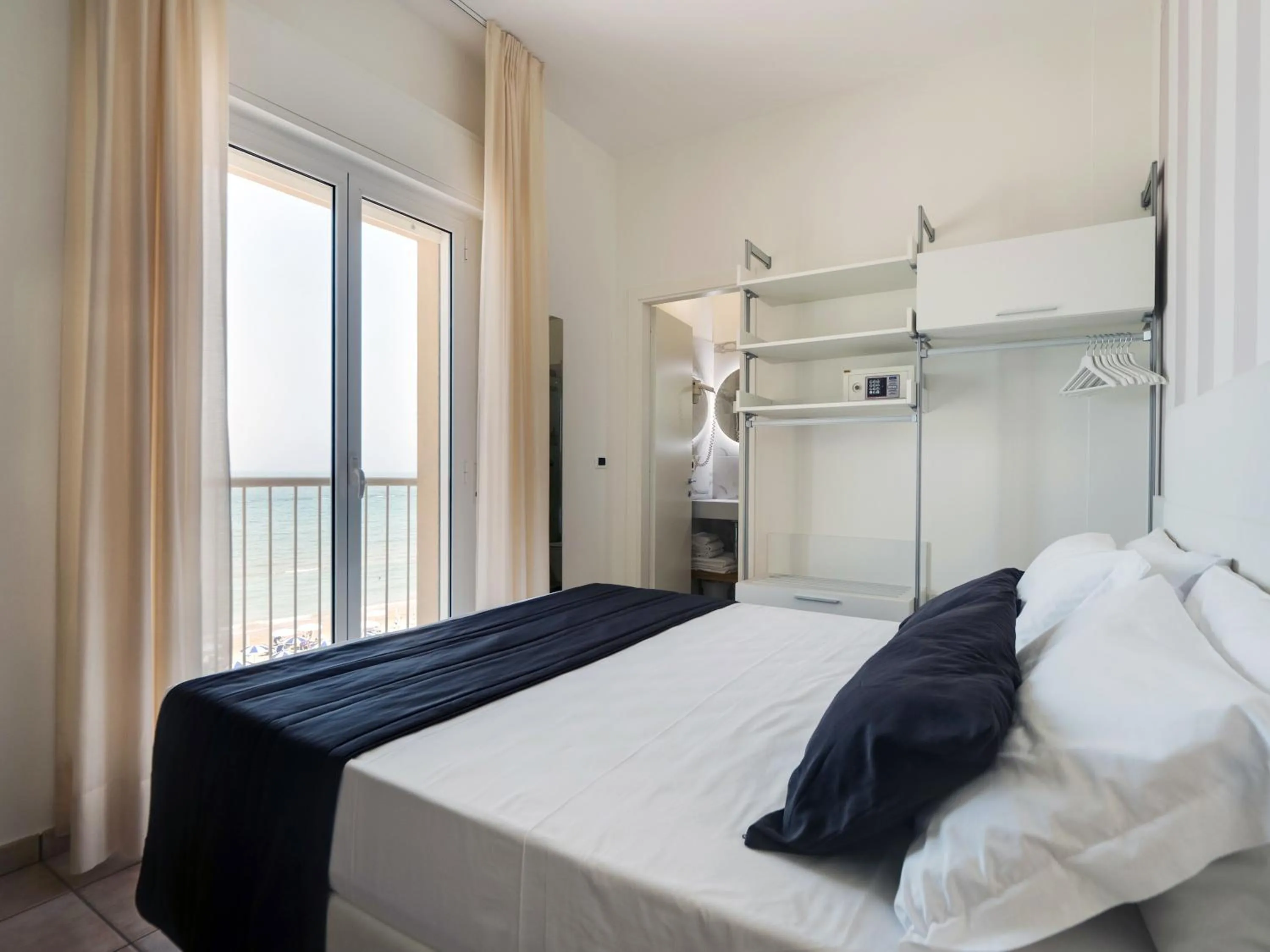 Facade/entrance, Bed in Hotel Florence