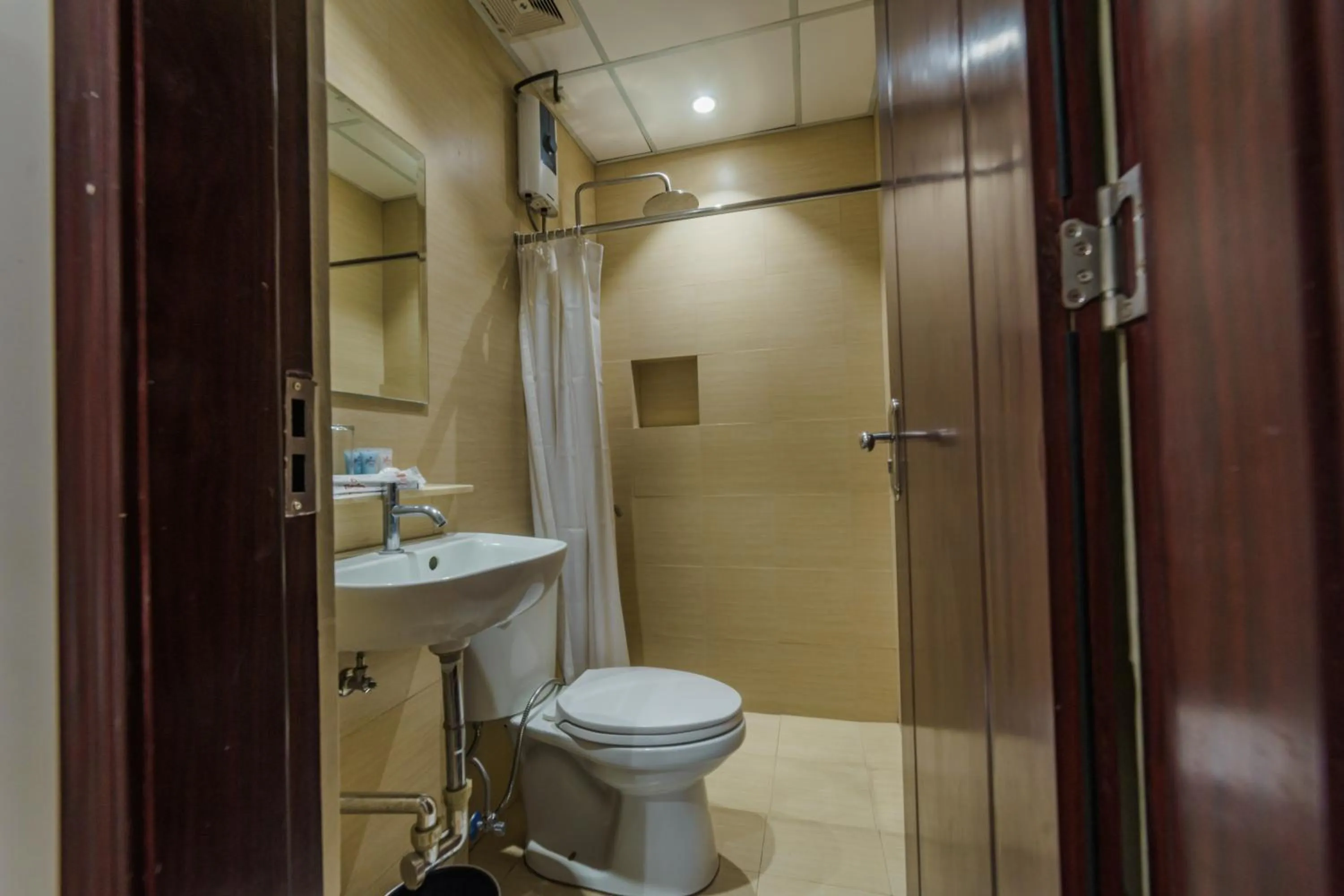 Toilet in Robertson Hotel