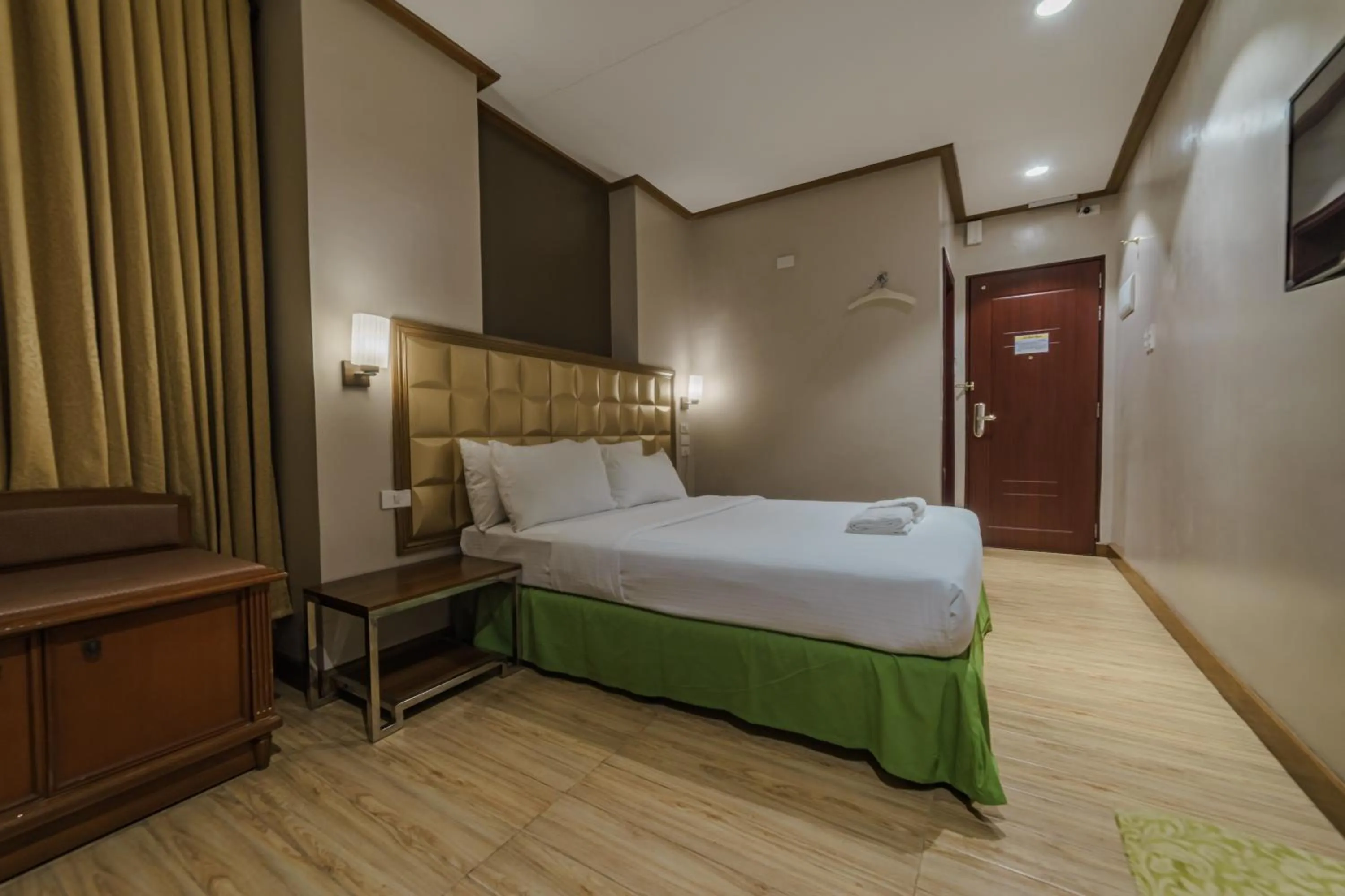 Bathroom, Bed in Robertson Hotel