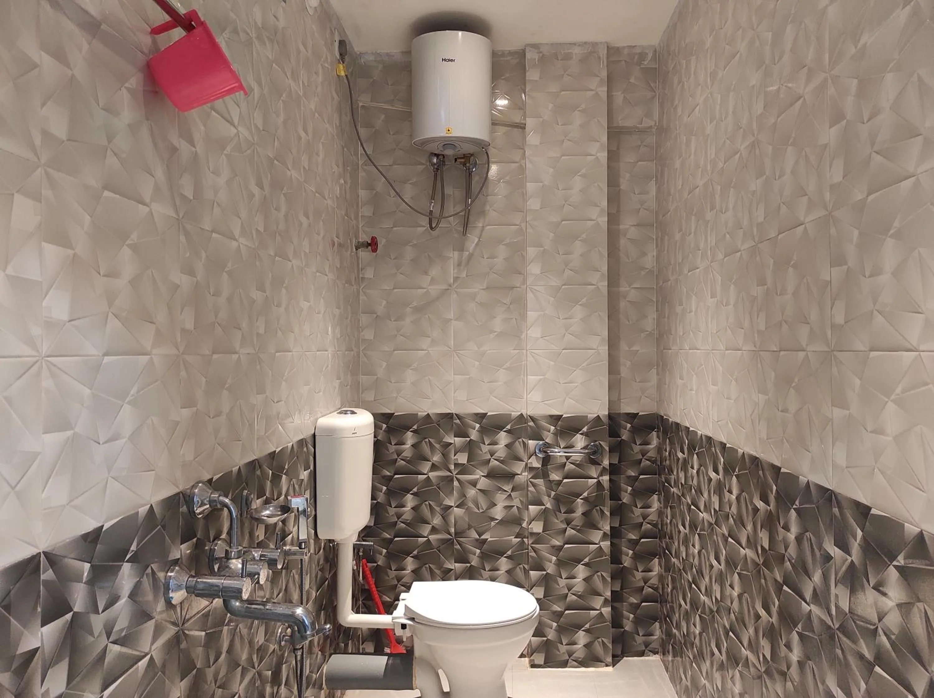 Shower in Hotel Indira