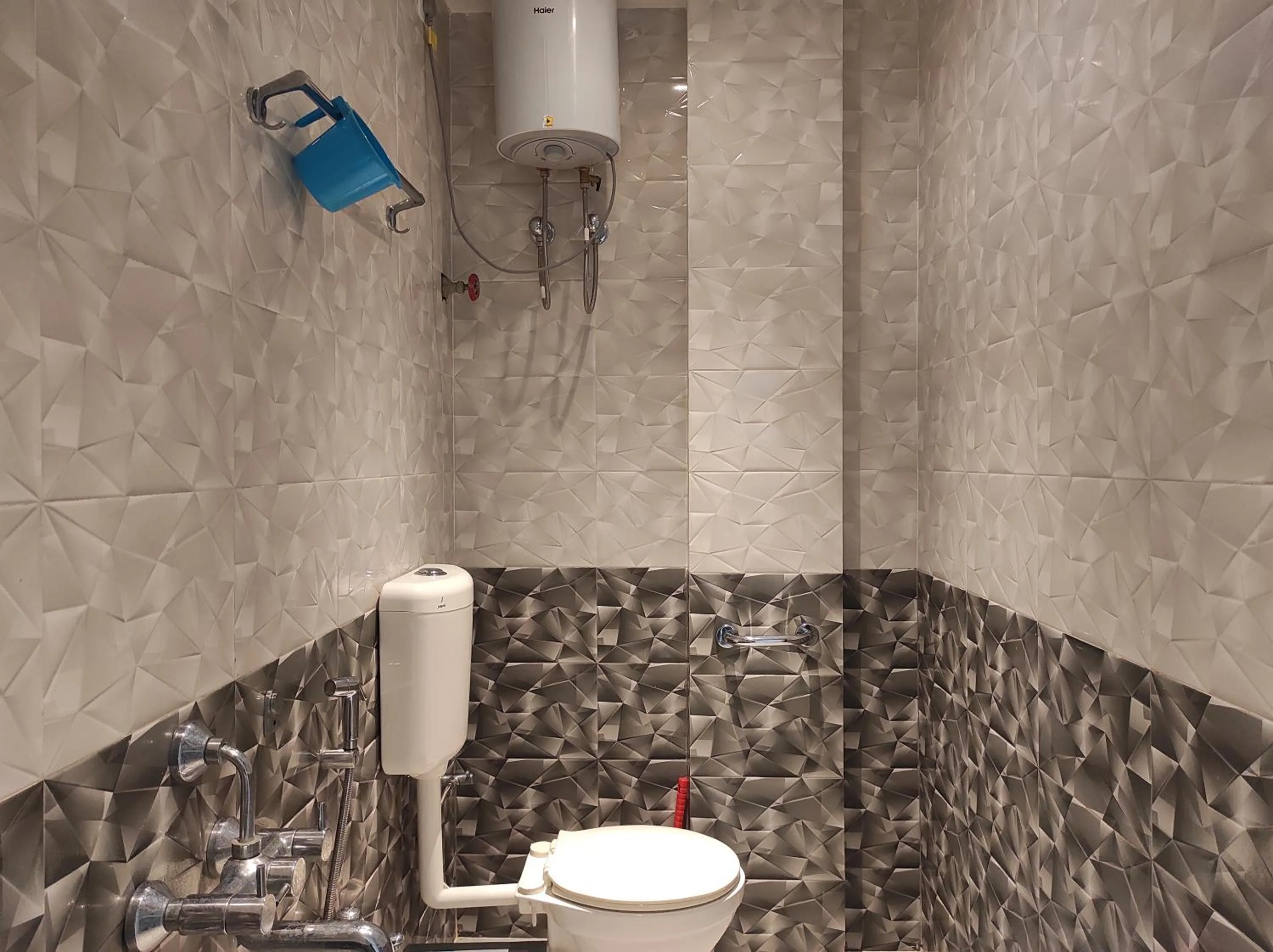 Shower in Hotel Indira