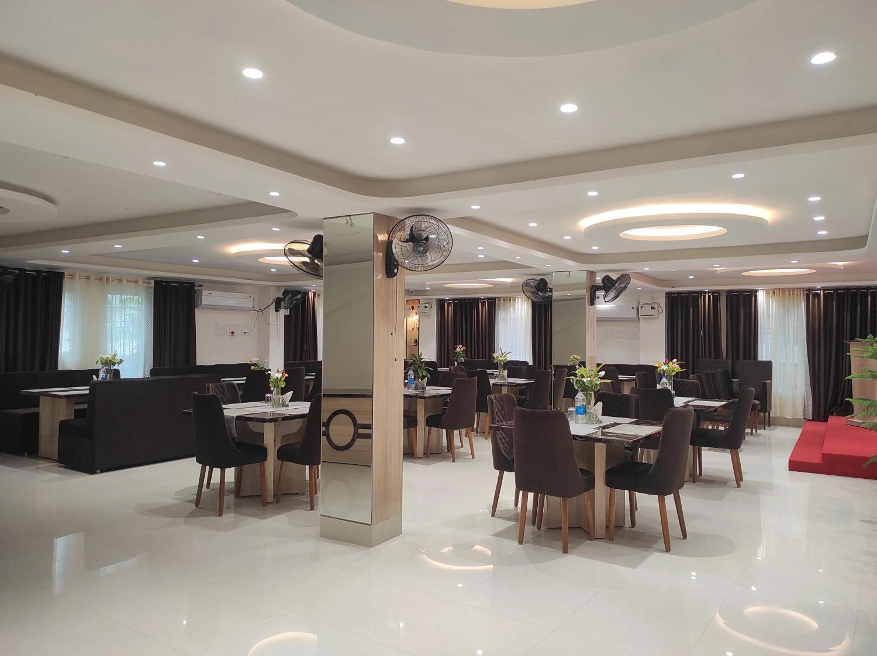 Restaurant/places to eat in Hotel Indira