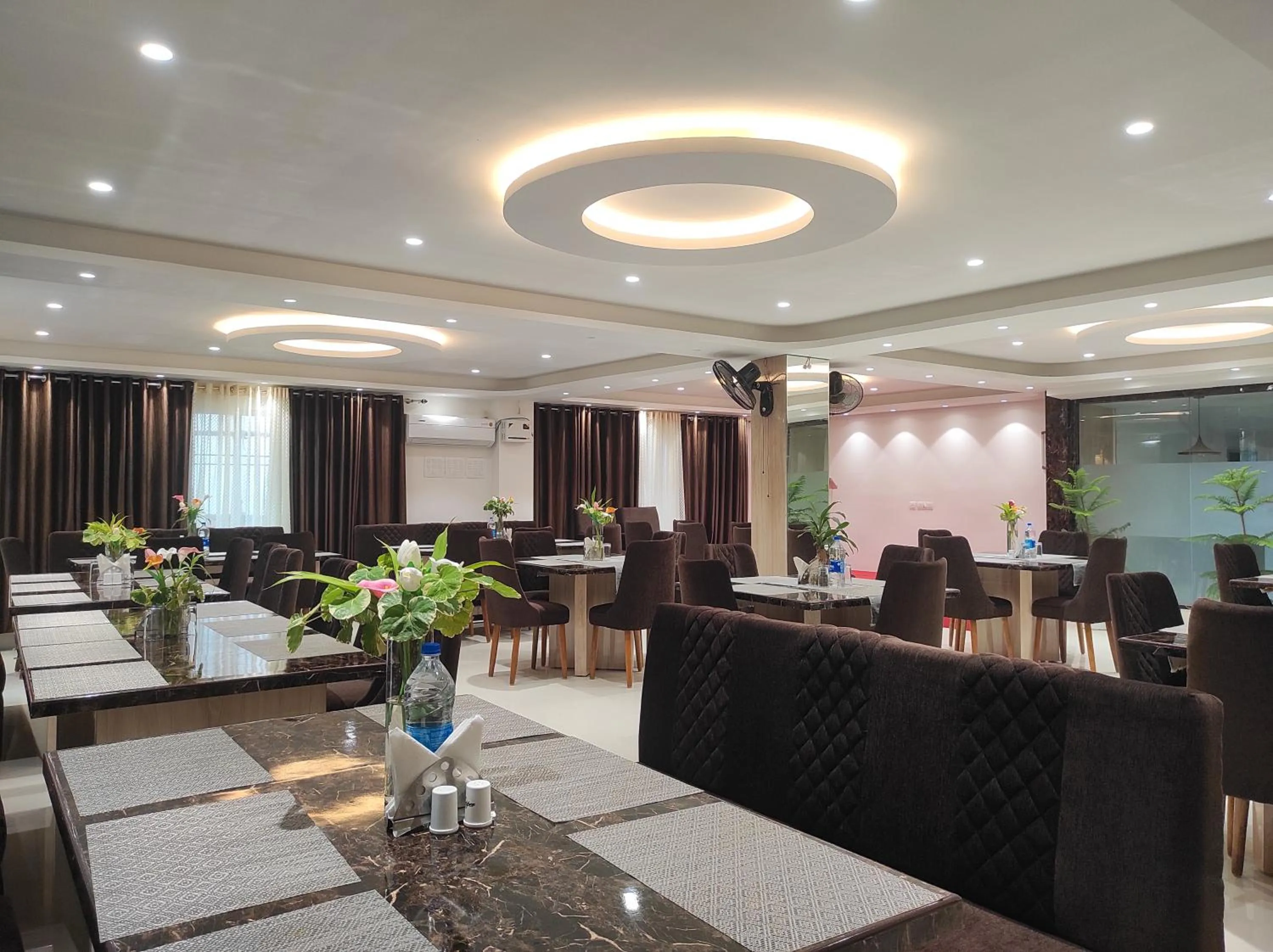 Restaurant/places to eat in Hotel Indira