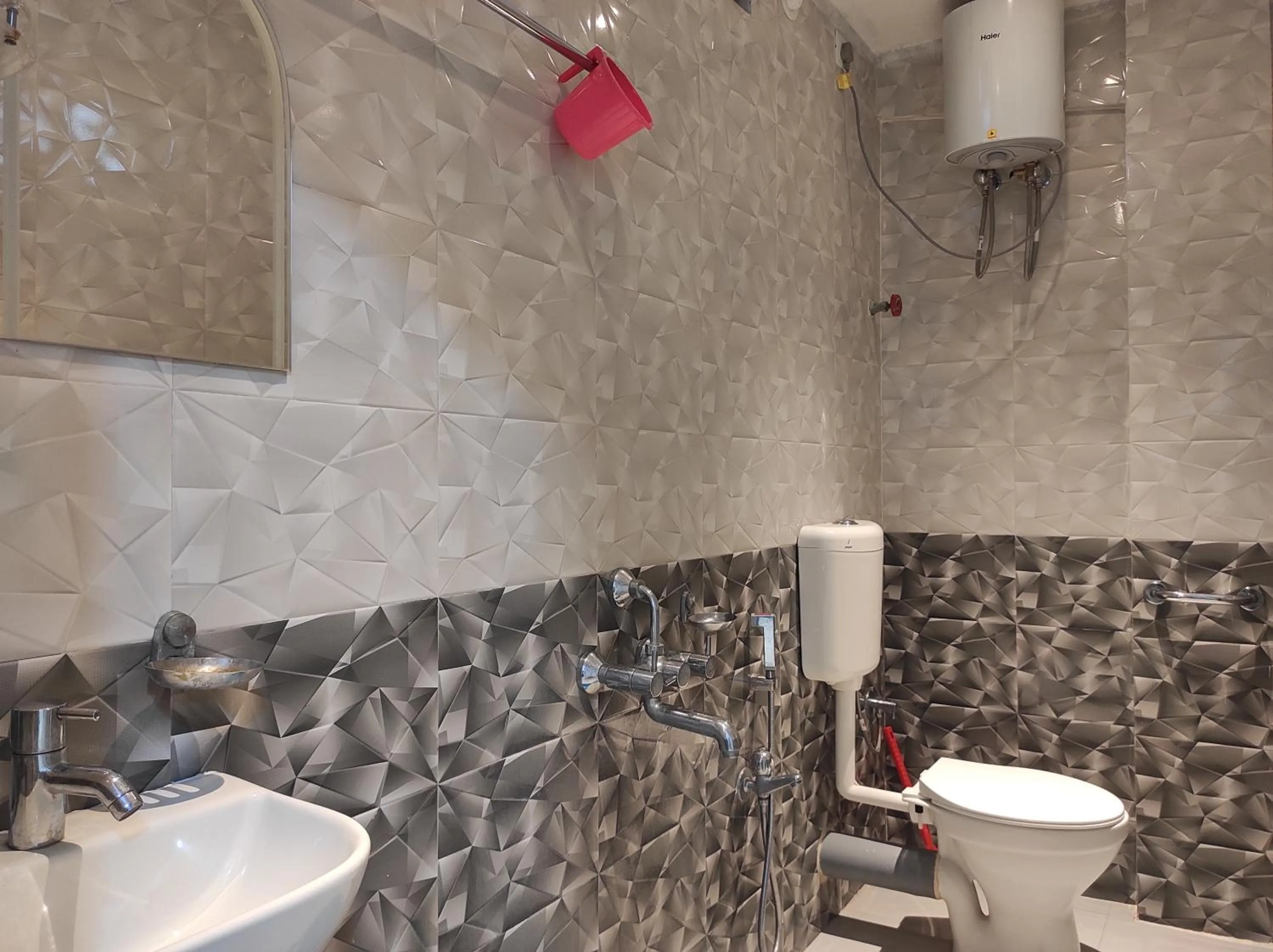 Shower in Hotel Indira