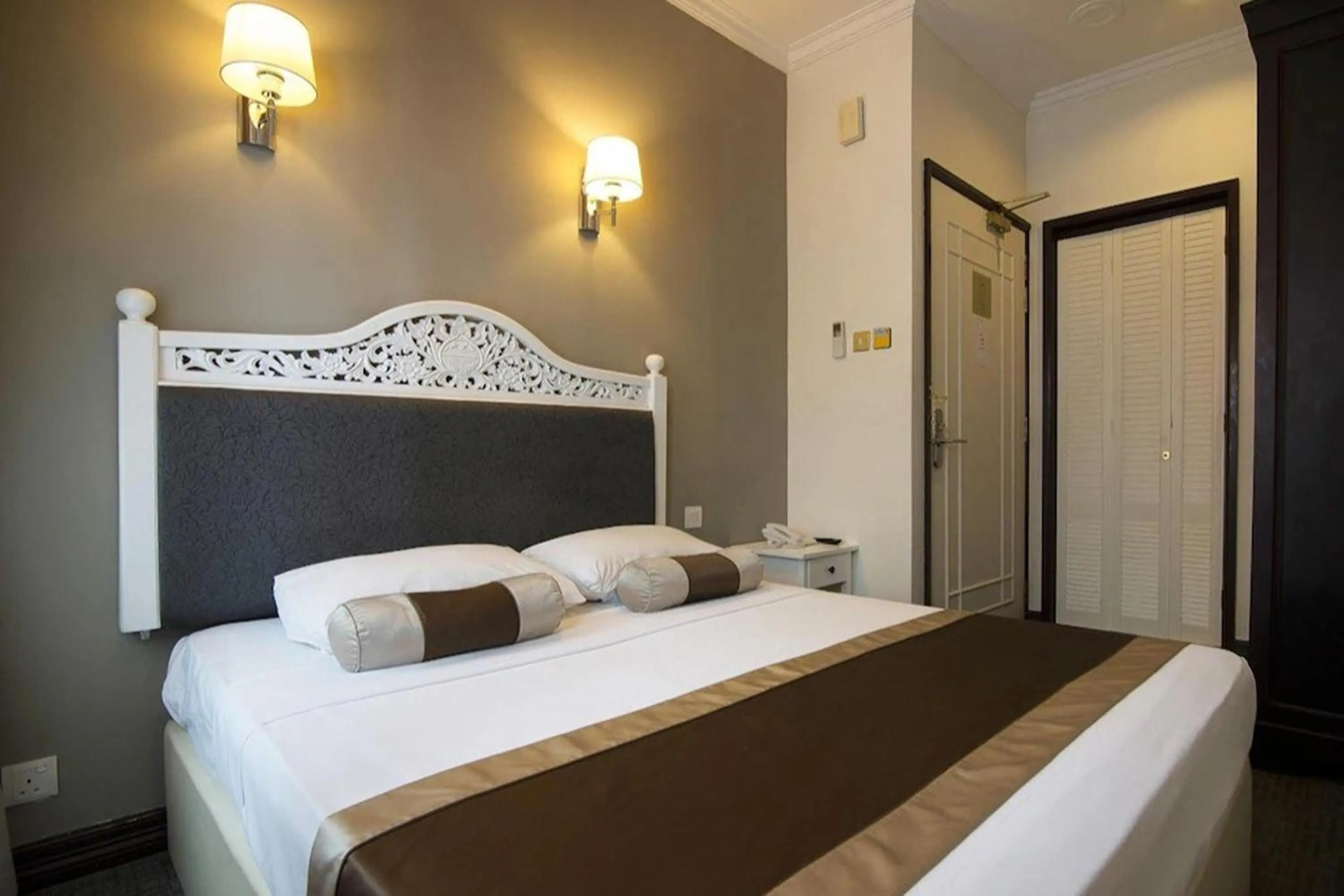 Bed in The Inn at Temple Street