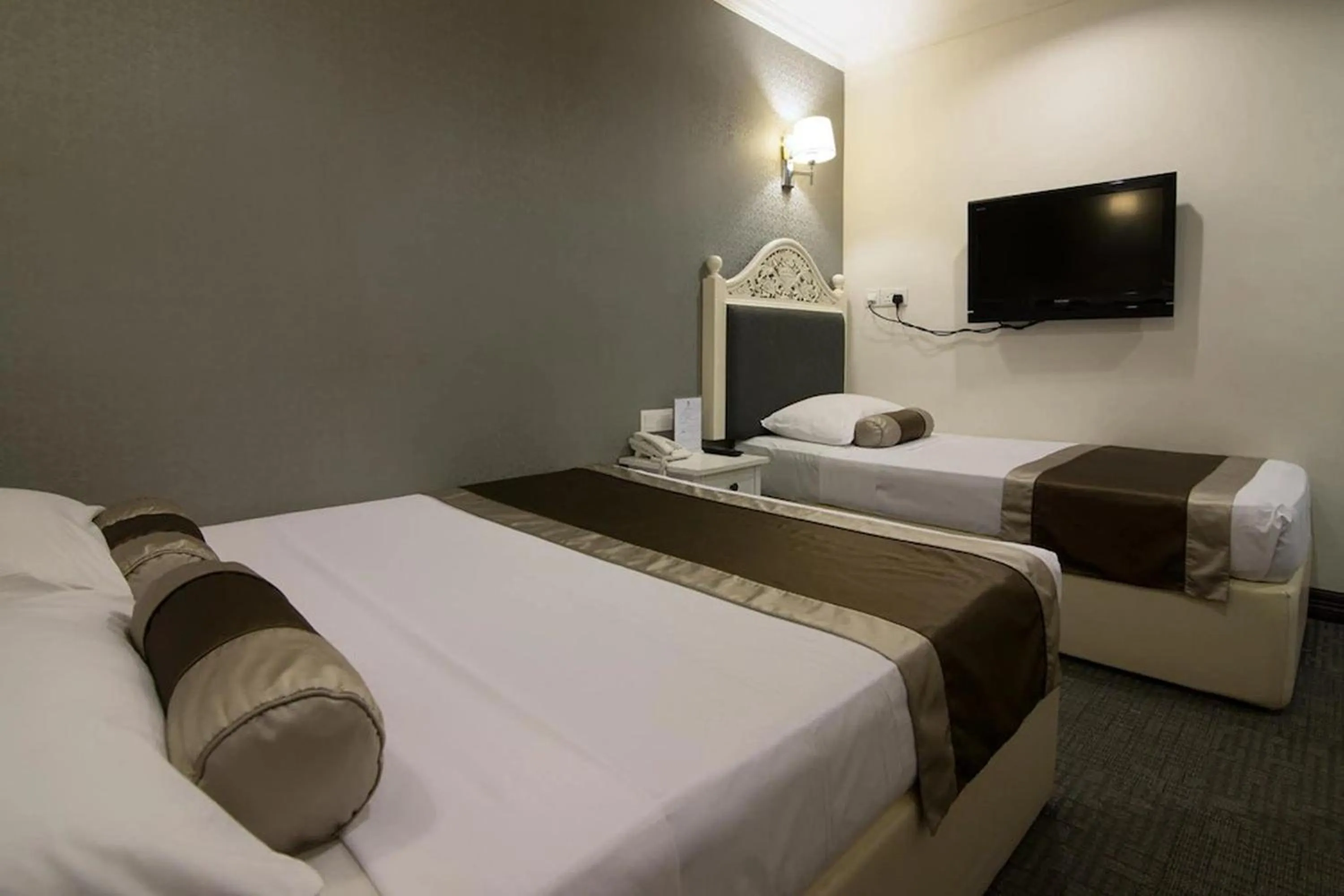 Bed in The Inn at Temple Street