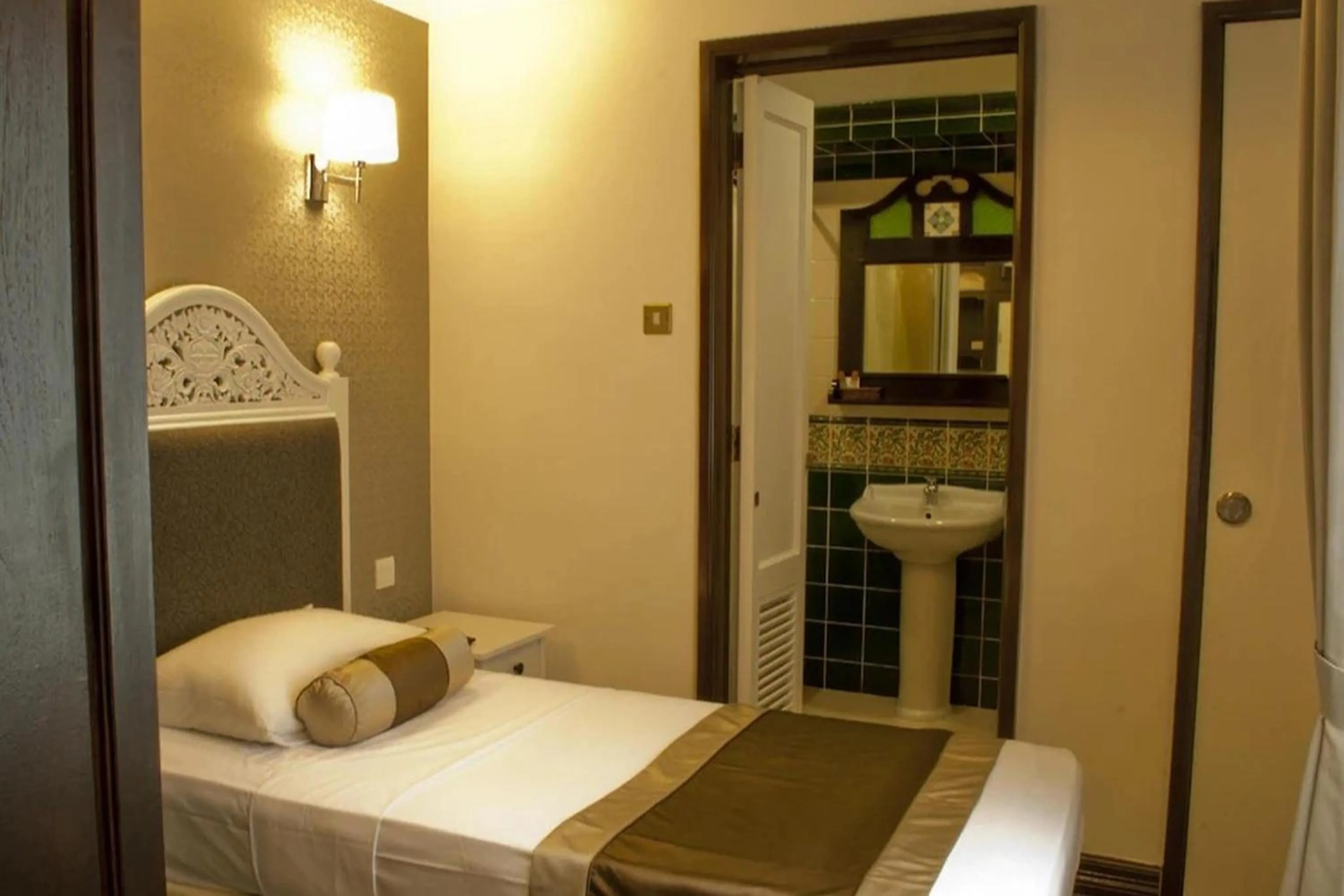 Bed in The Inn at Temple Street