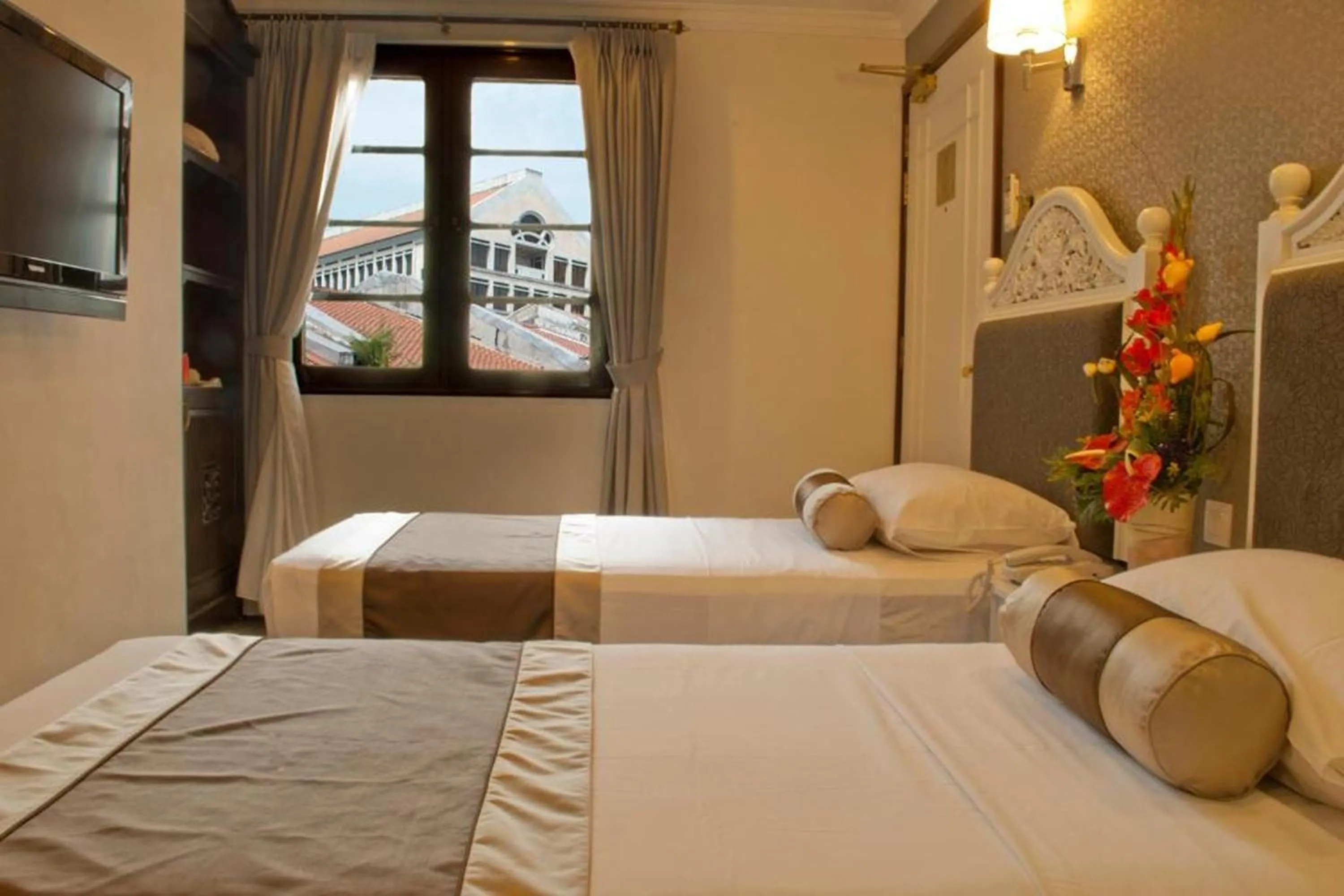 Bed in The Inn at Temple Street