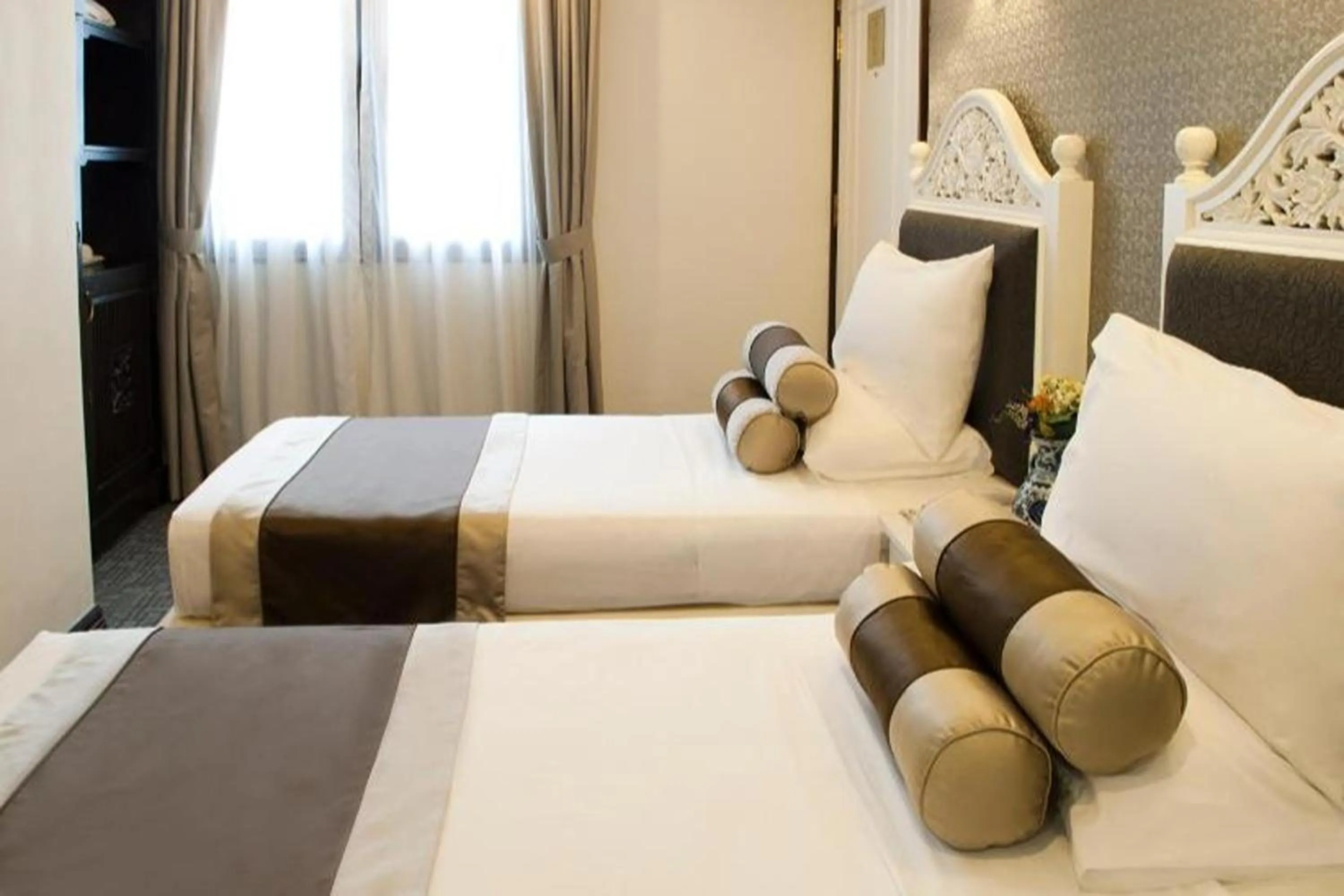 Bed in The Inn at Temple Street