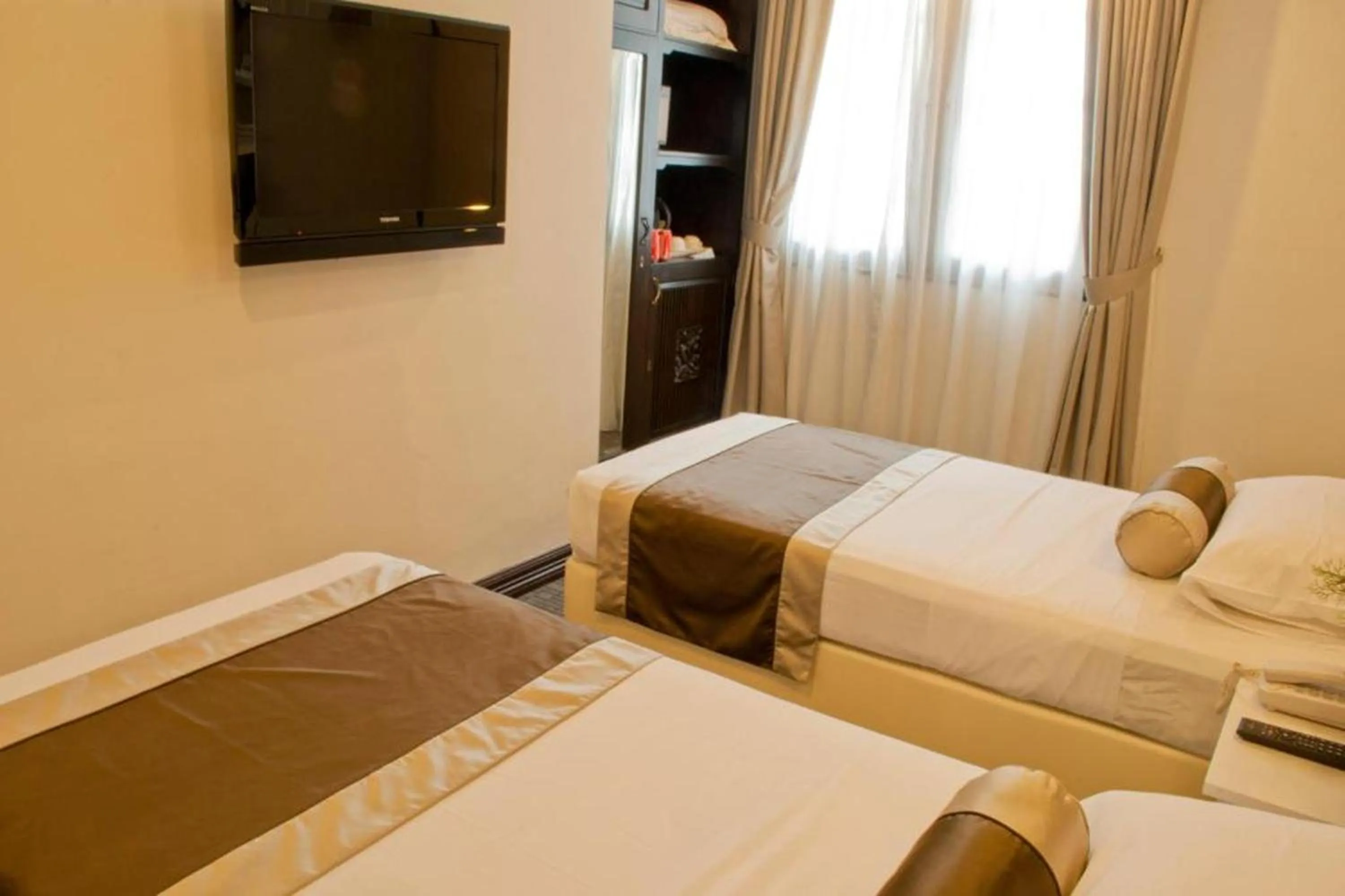 Bed in The Inn at Temple Street