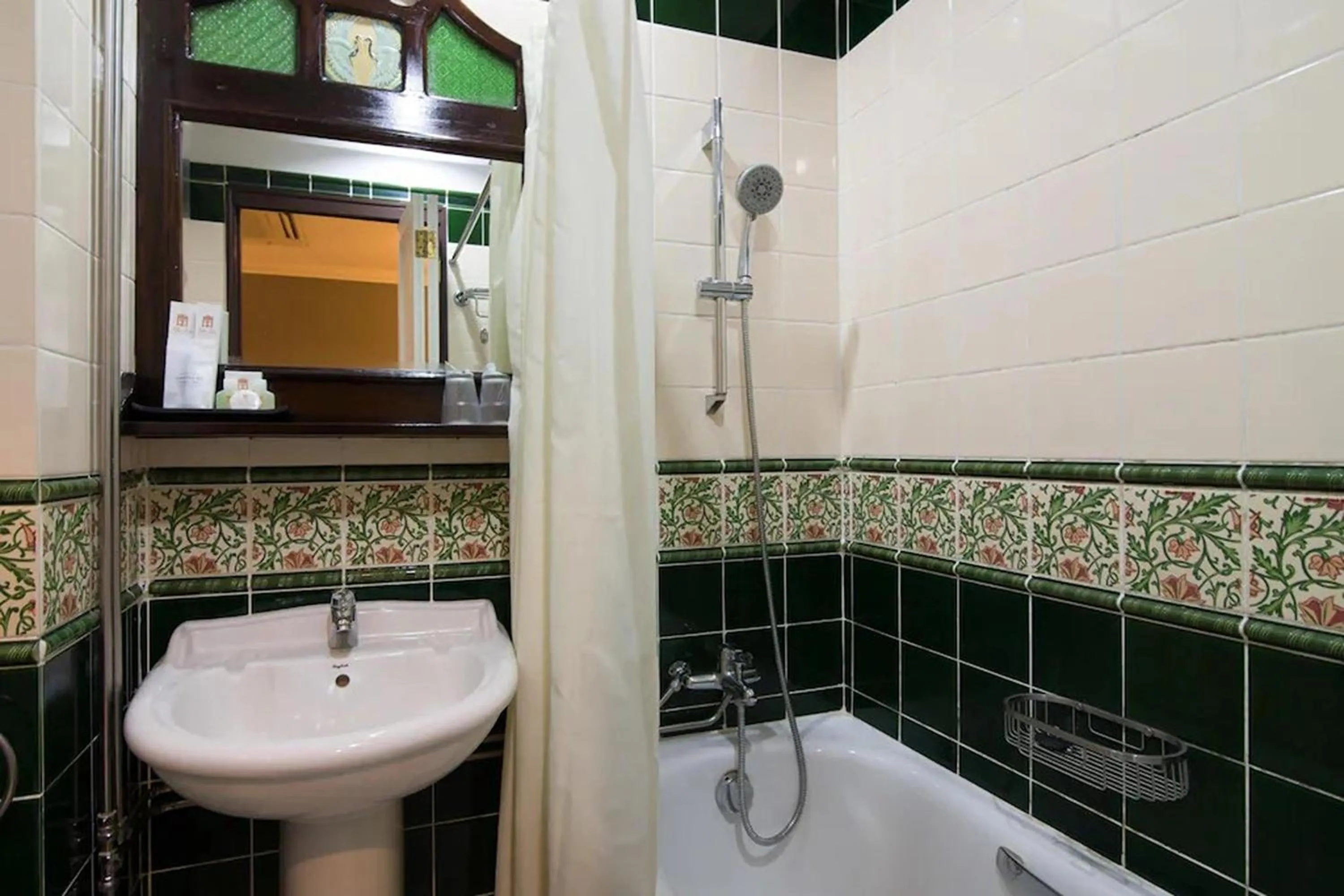 Shower in The Inn at Temple Street