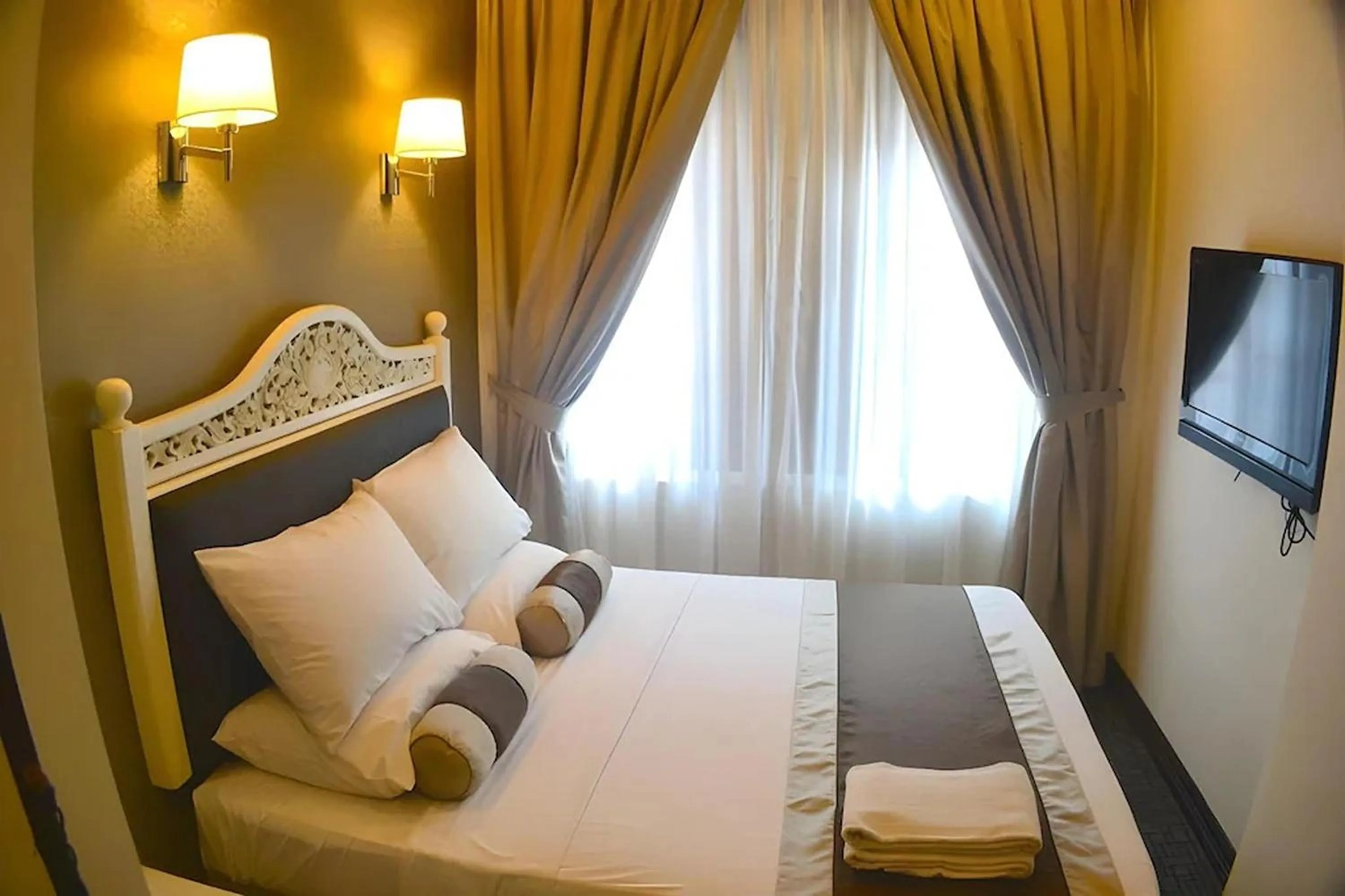 Bed in The Inn at Temple Street