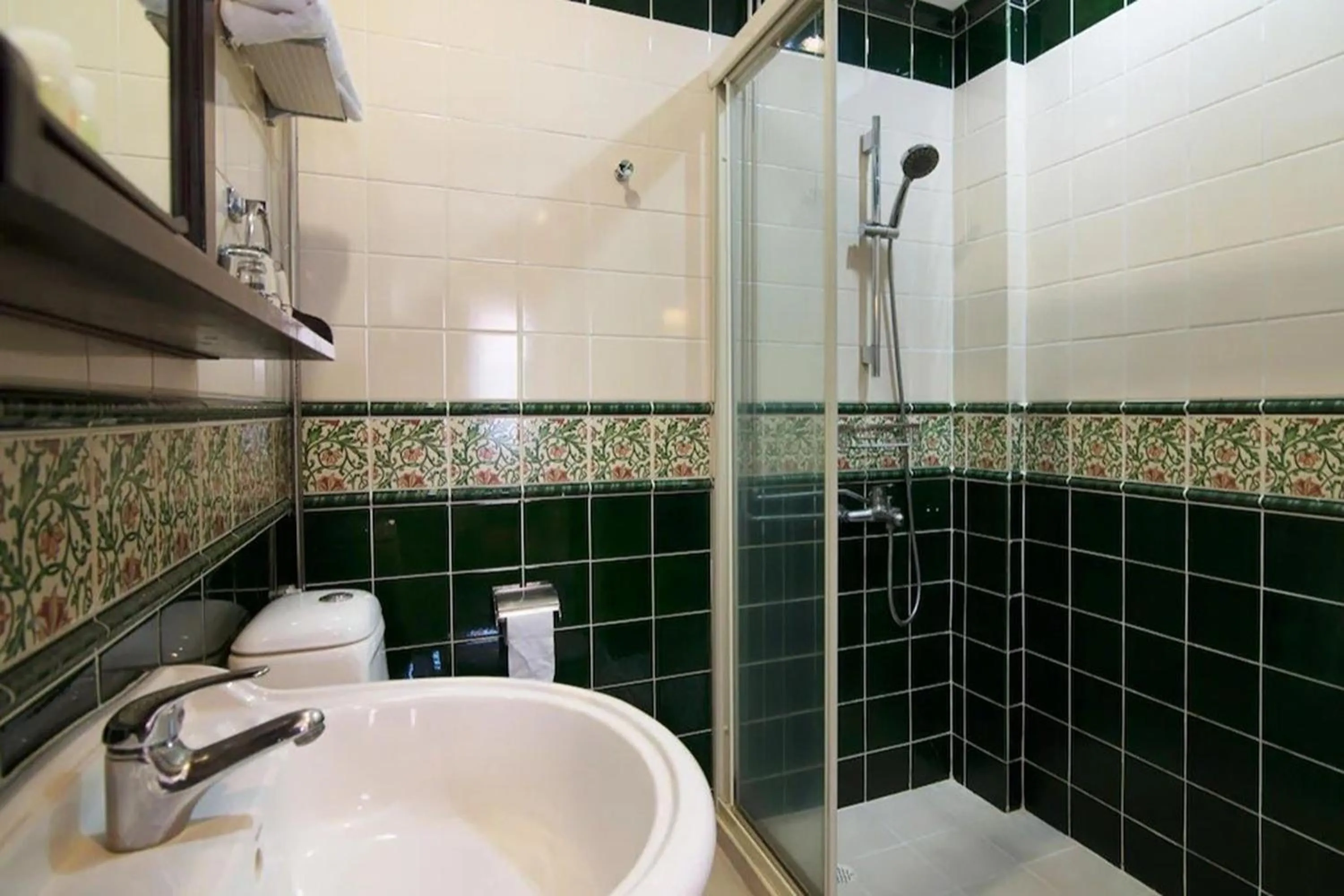 Shower in The Inn at Temple Street