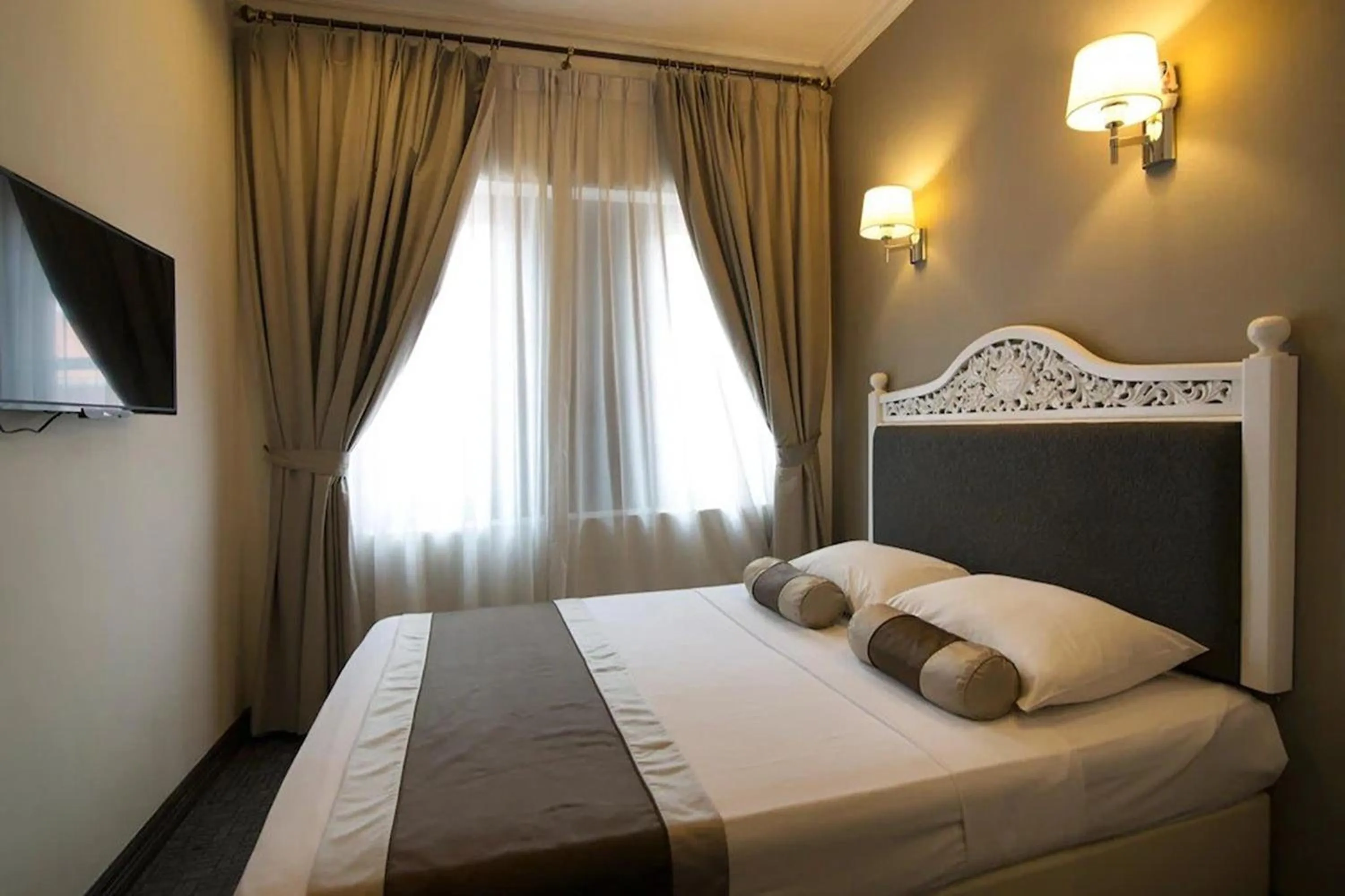 Bed in The Inn at Temple Street