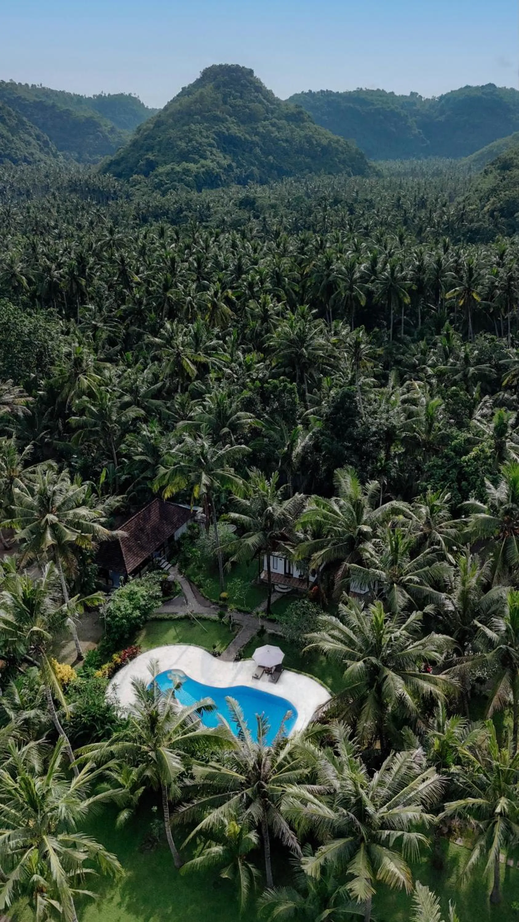 Swimming pool in Crystal Bay Villa
