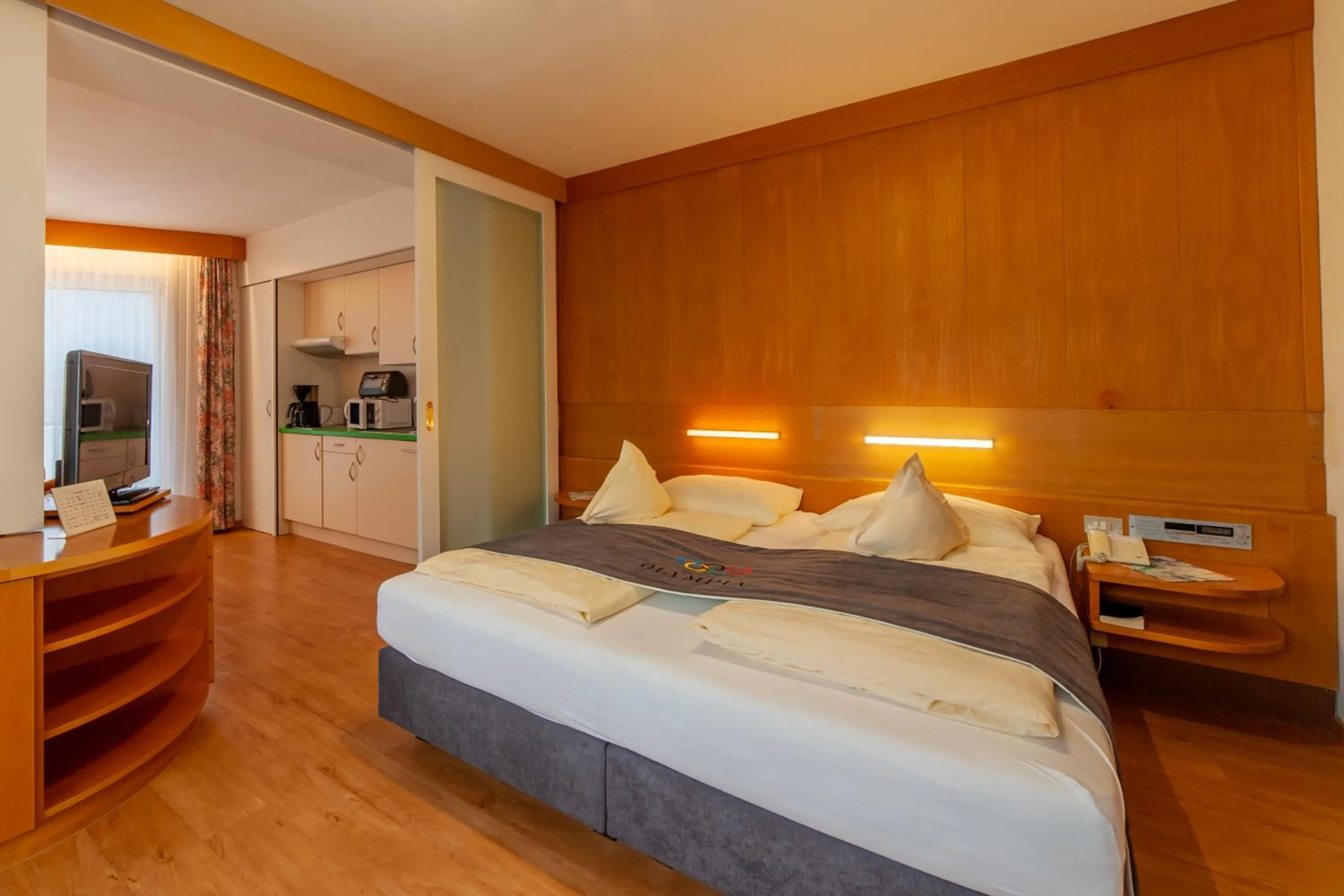 Photo of the whole room, Bed in Frühstücks-Hotel Olympia