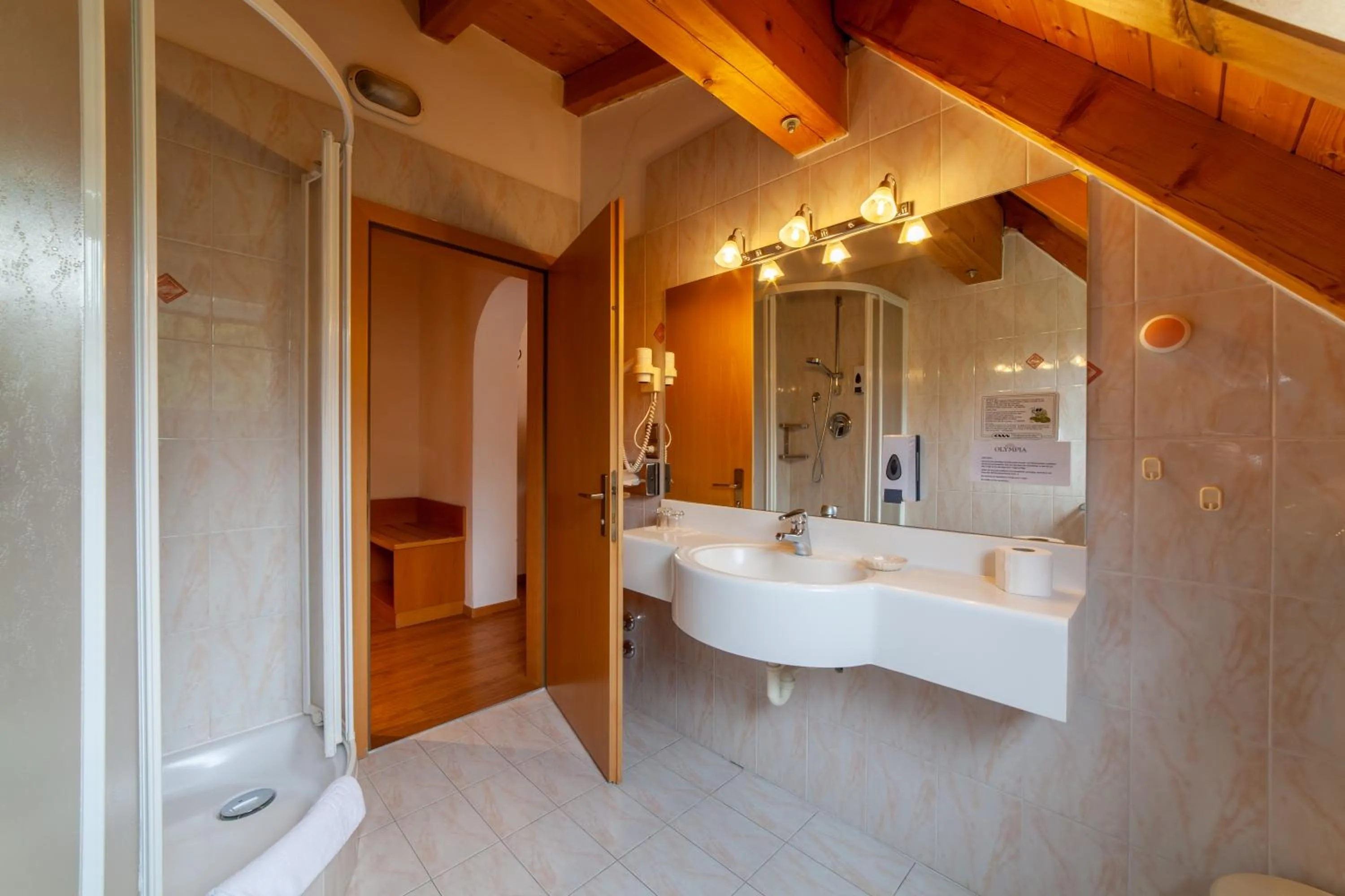 Bathroom in Frühstücks-Hotel Olympia