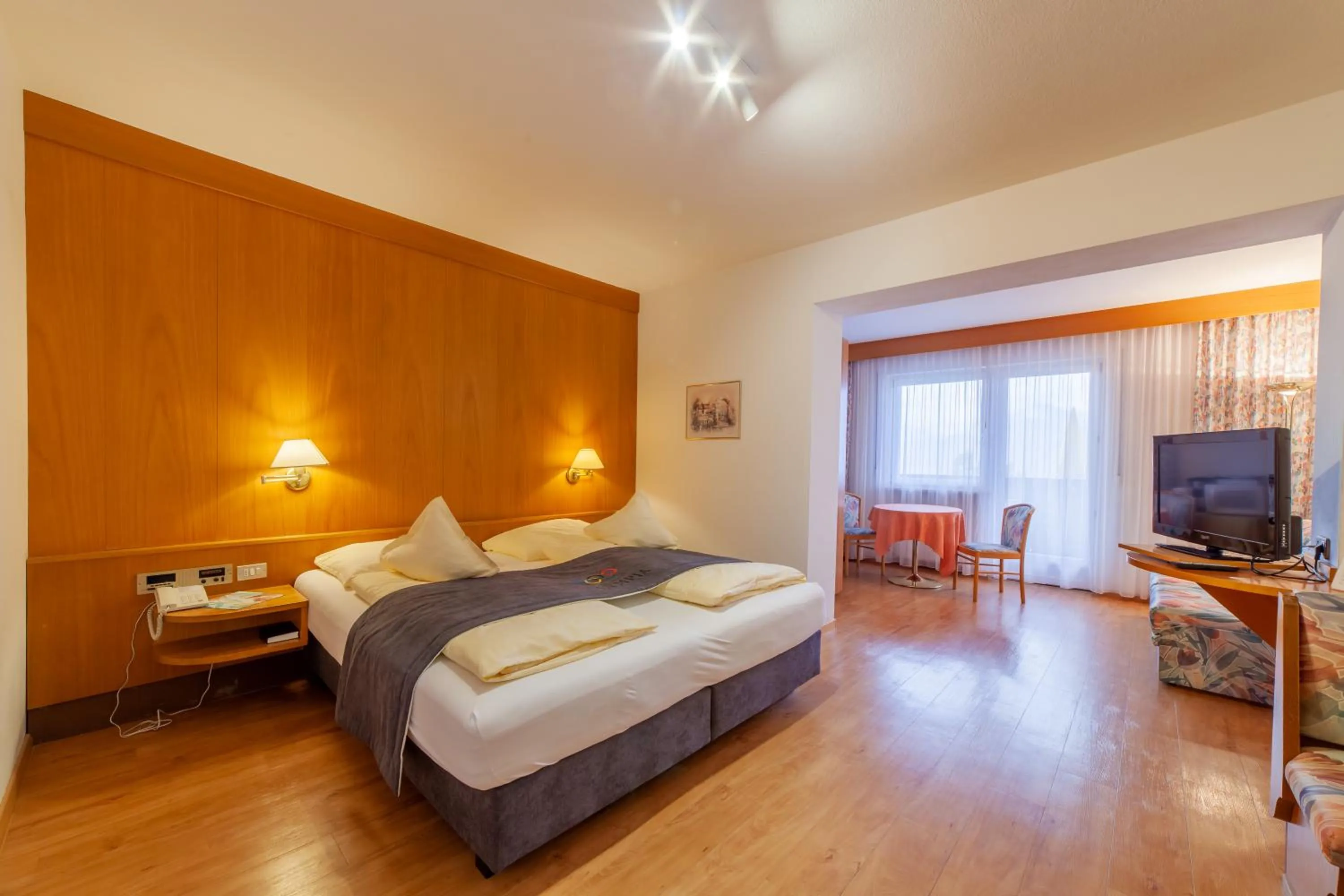 Photo of the whole room, Bed in Frühstücks-Hotel Olympia