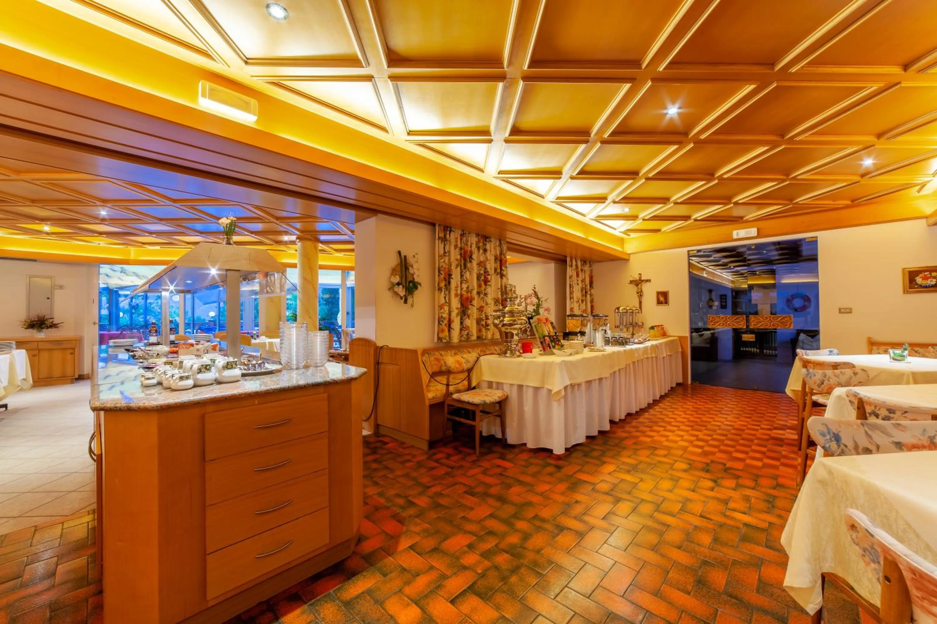 Restaurant/places to eat in Frühstücks-Hotel Olympia