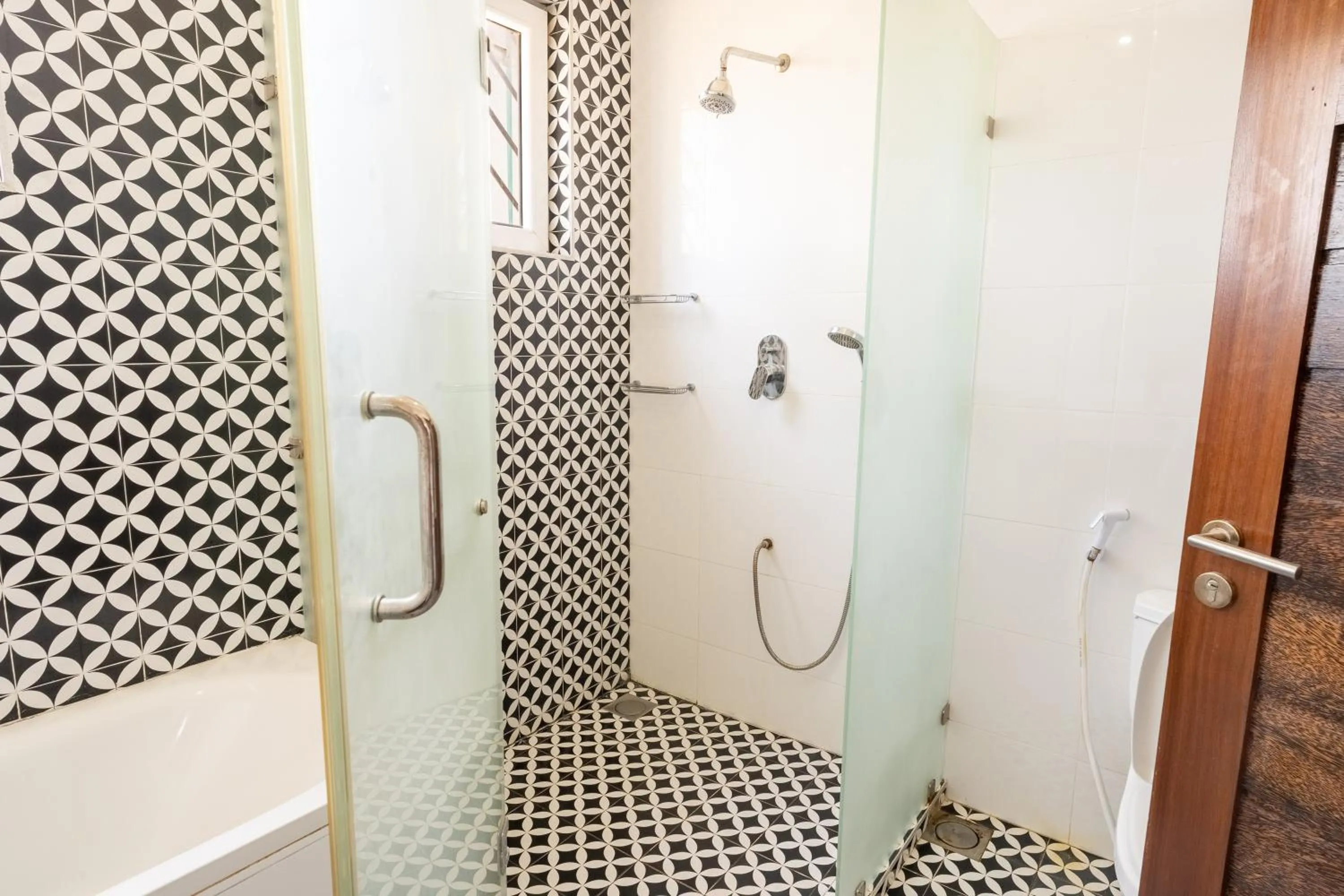 Shower in Queens Chateau Boutique Villa