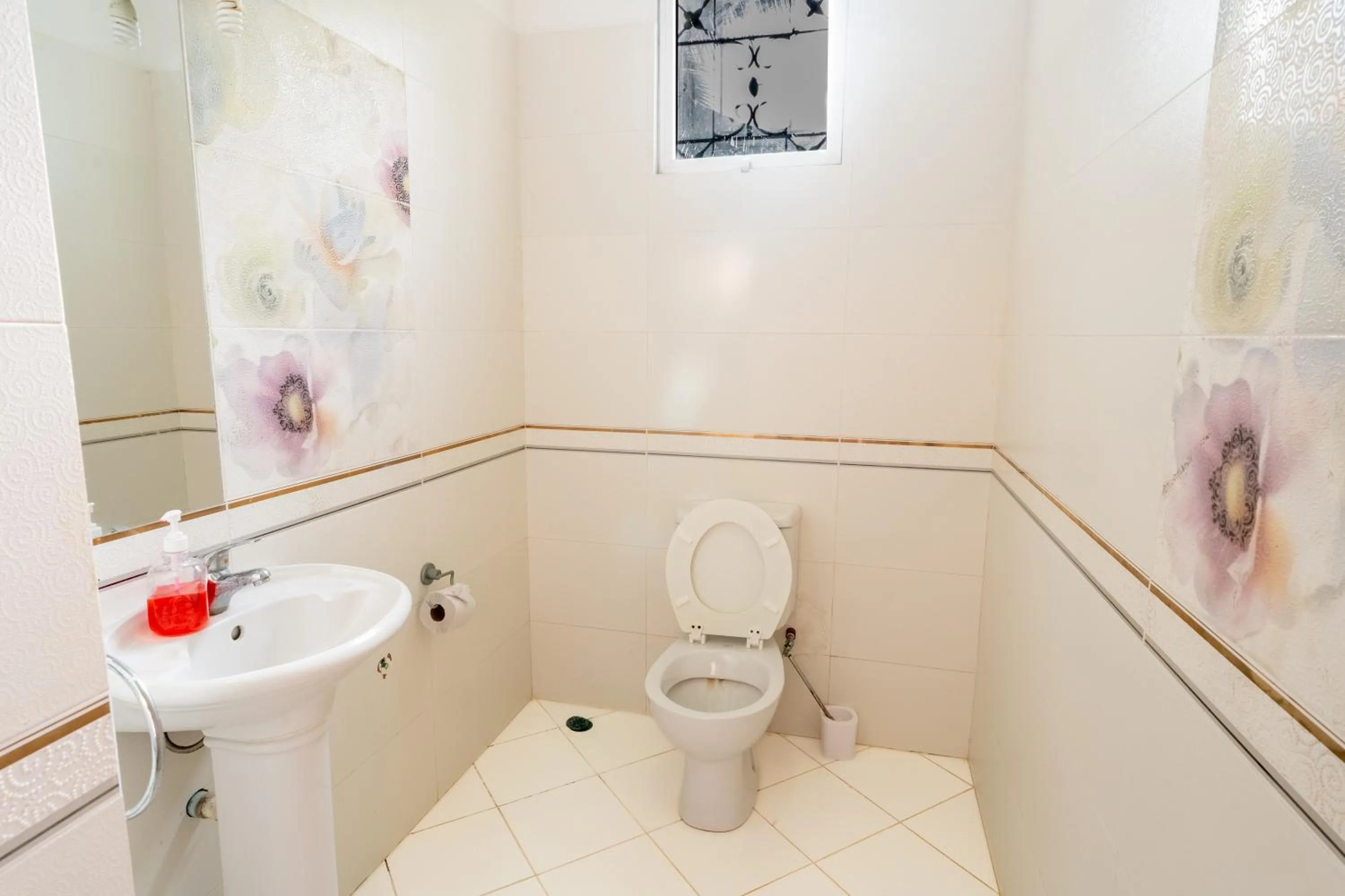 Toilet in Queens Chateau Boutique Villa