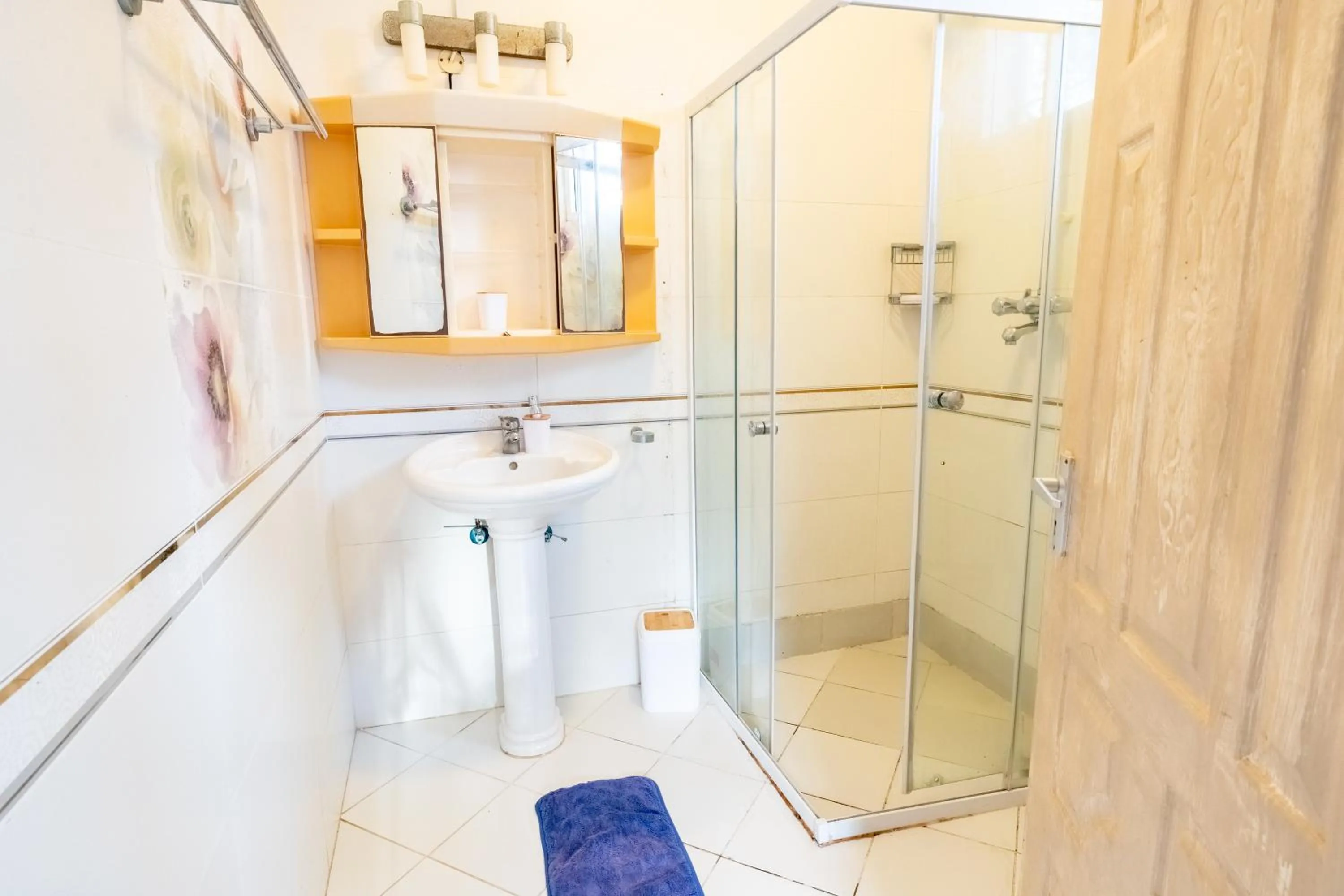 Shower in Queens Chateau Boutique Villa