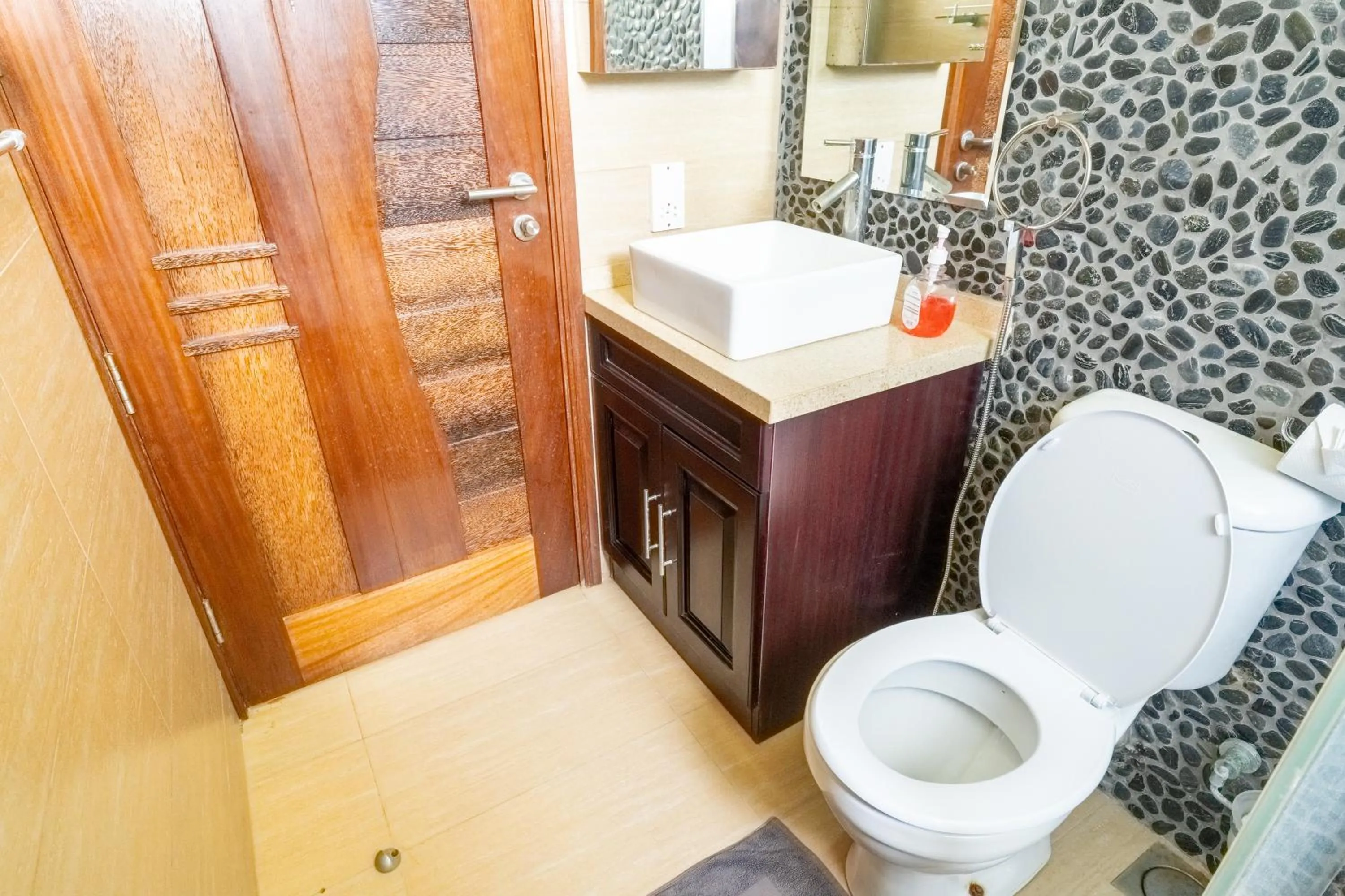 Toilet in Queens Chateau Boutique Villa