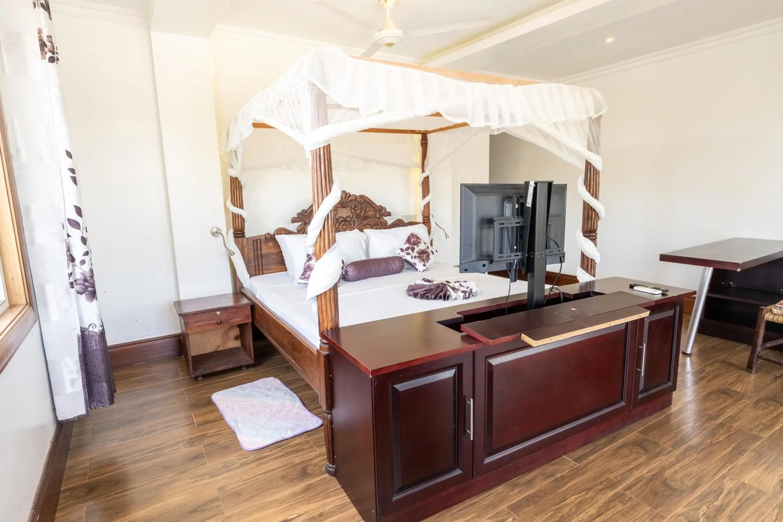 Bed in Queens Chateau Boutique Villa