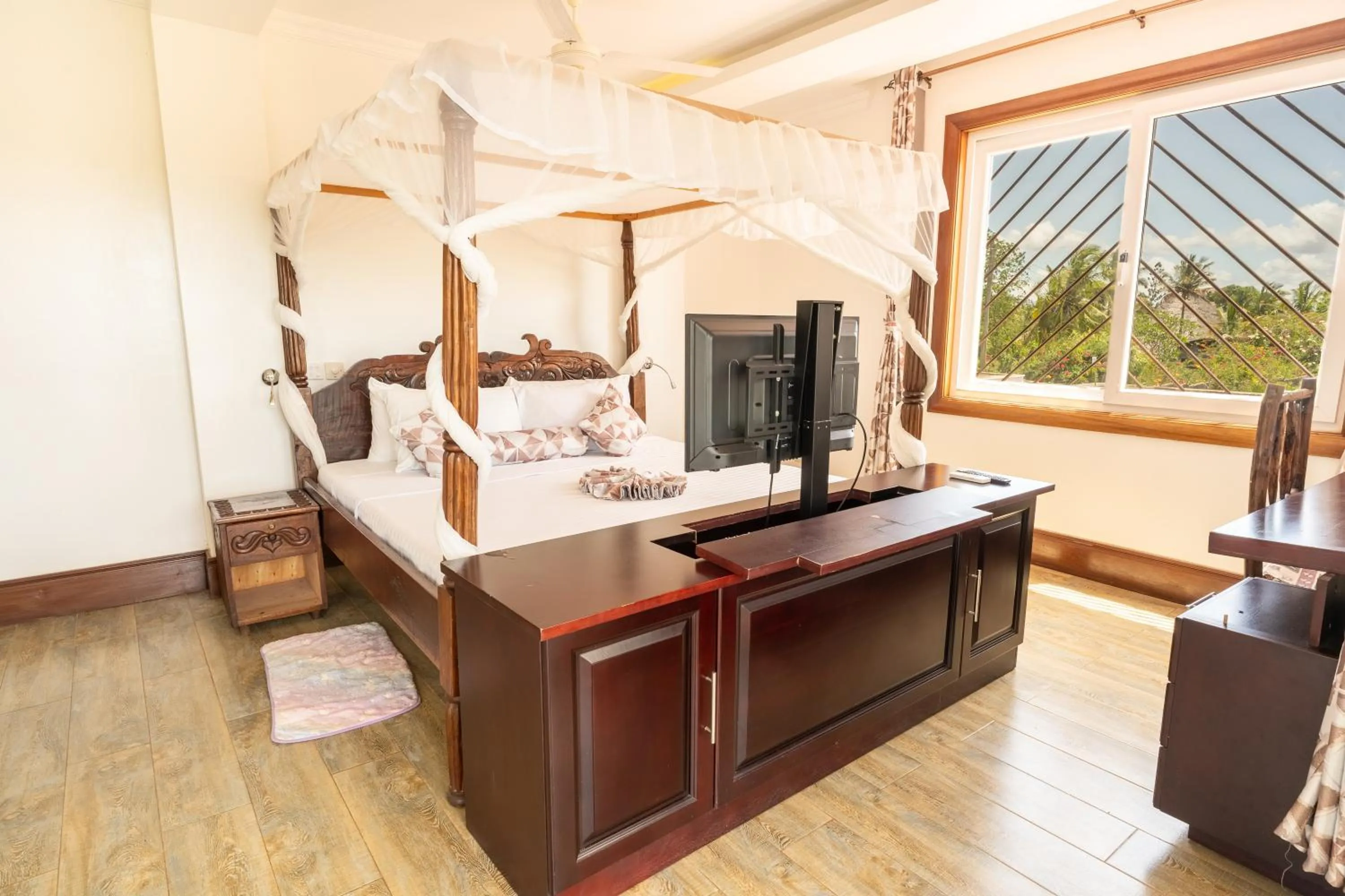 Communal lounge/ TV room in Queens Chateau Boutique Villa