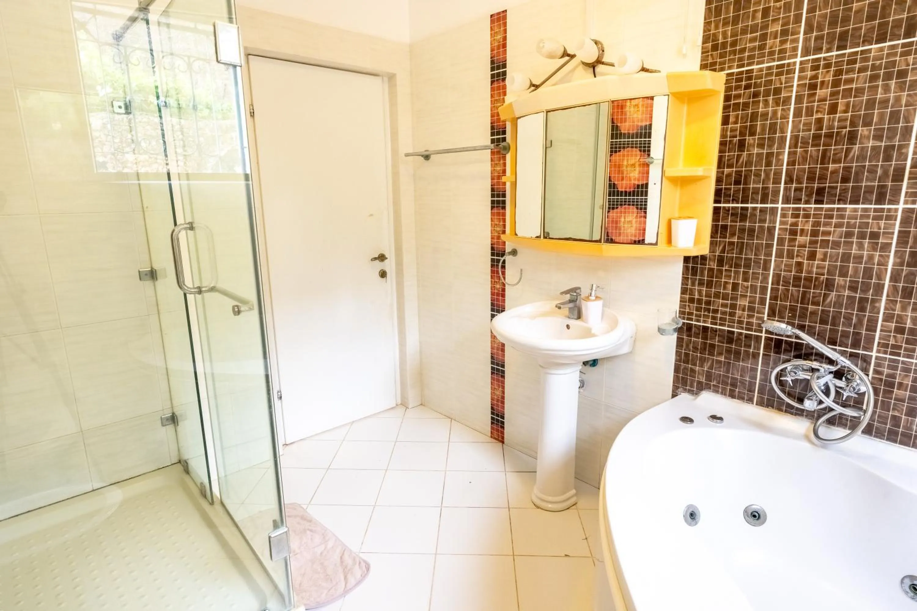 Toilet in Queens Chateau Boutique Villa