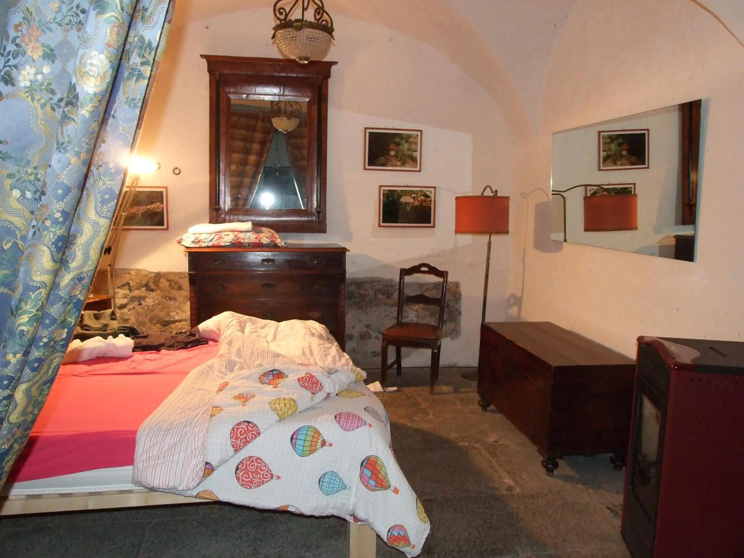 Photo of the whole room, Bed in La stufa rossa